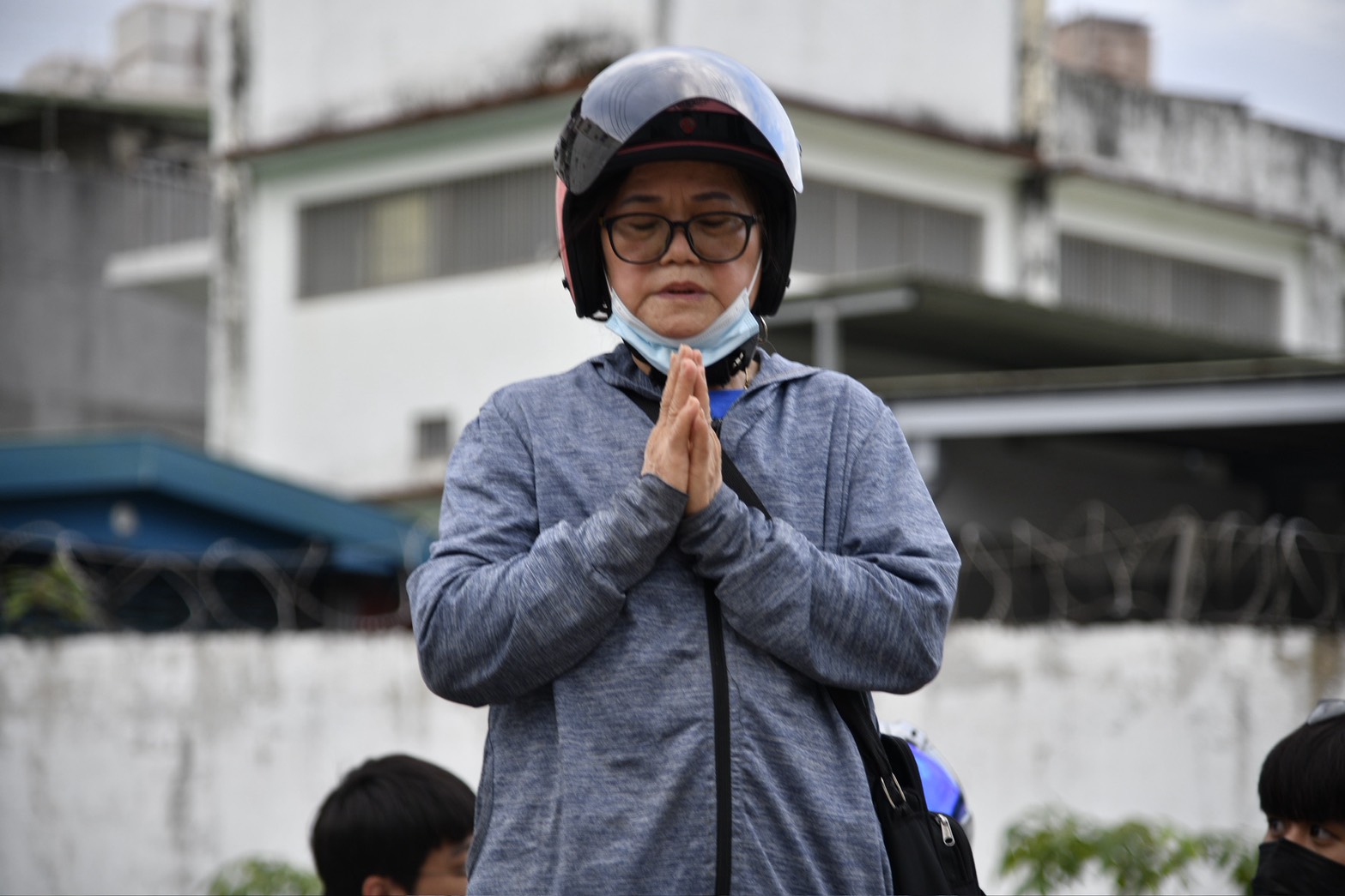 三峽車禍現場變追思地，民眾自發獻花點燭悼念逝去的孩子與母親，場面十分哀戚。（鏡報新聞網提供）