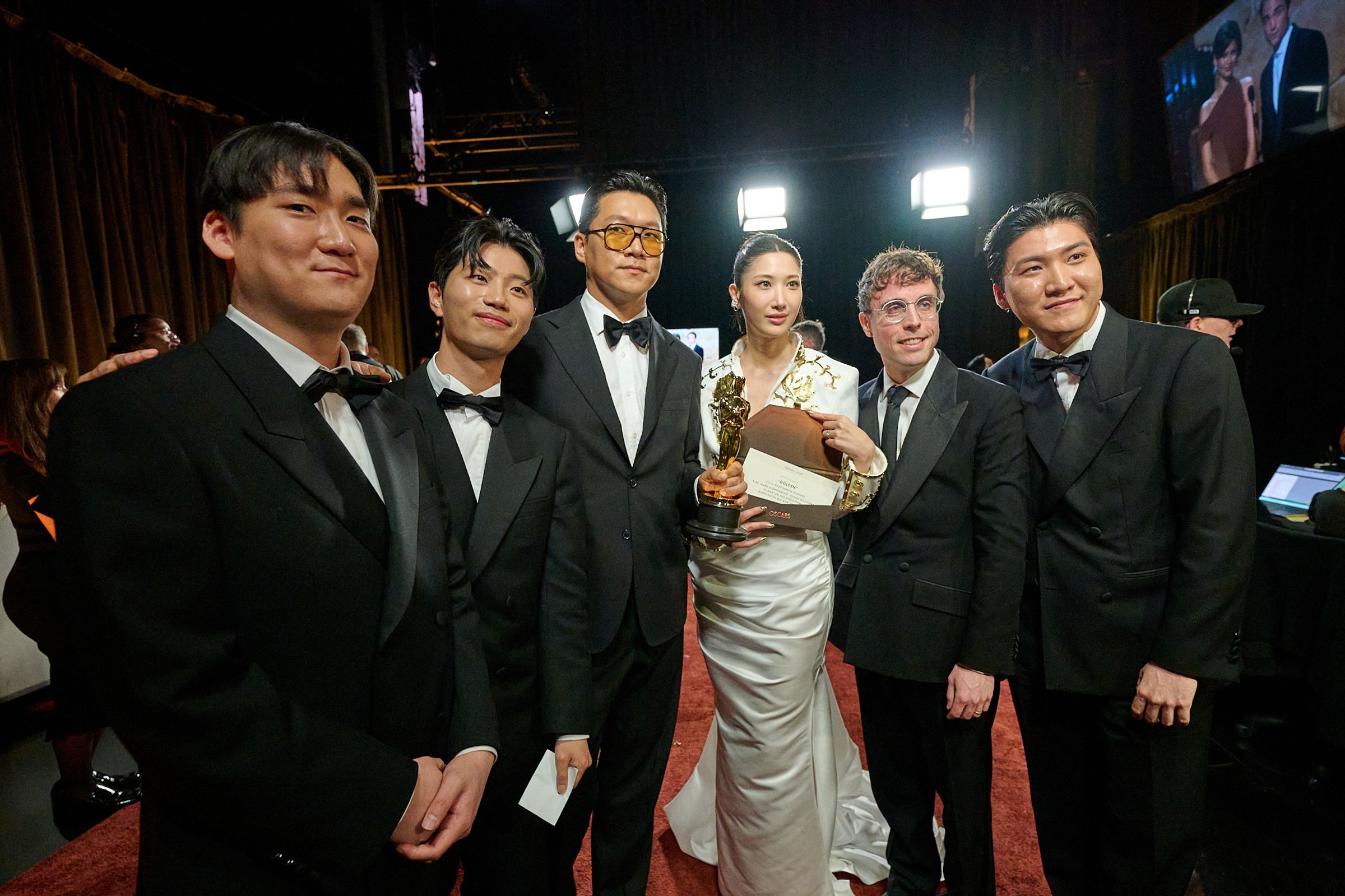 領取奧斯卡最佳原創歌曲的〈Golden〉6位創作者,NHD(左起)Yuhan、24、EJAE、馬克索恩布里客,以及ZHUN。(Richard Harbaugh攝/The Academy©A.M.P.A.S.)