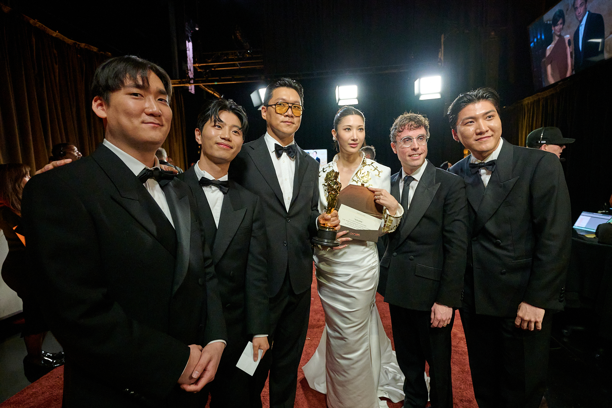 領取奧斯卡最佳原創歌曲的〈Golden〉6位創作者，NHD（左起）Yuhan、24、EJAE、馬克索恩布里客，以及ZHUN。（Richard Harbaugh攝／The Academy©A.M.P.A.S.）