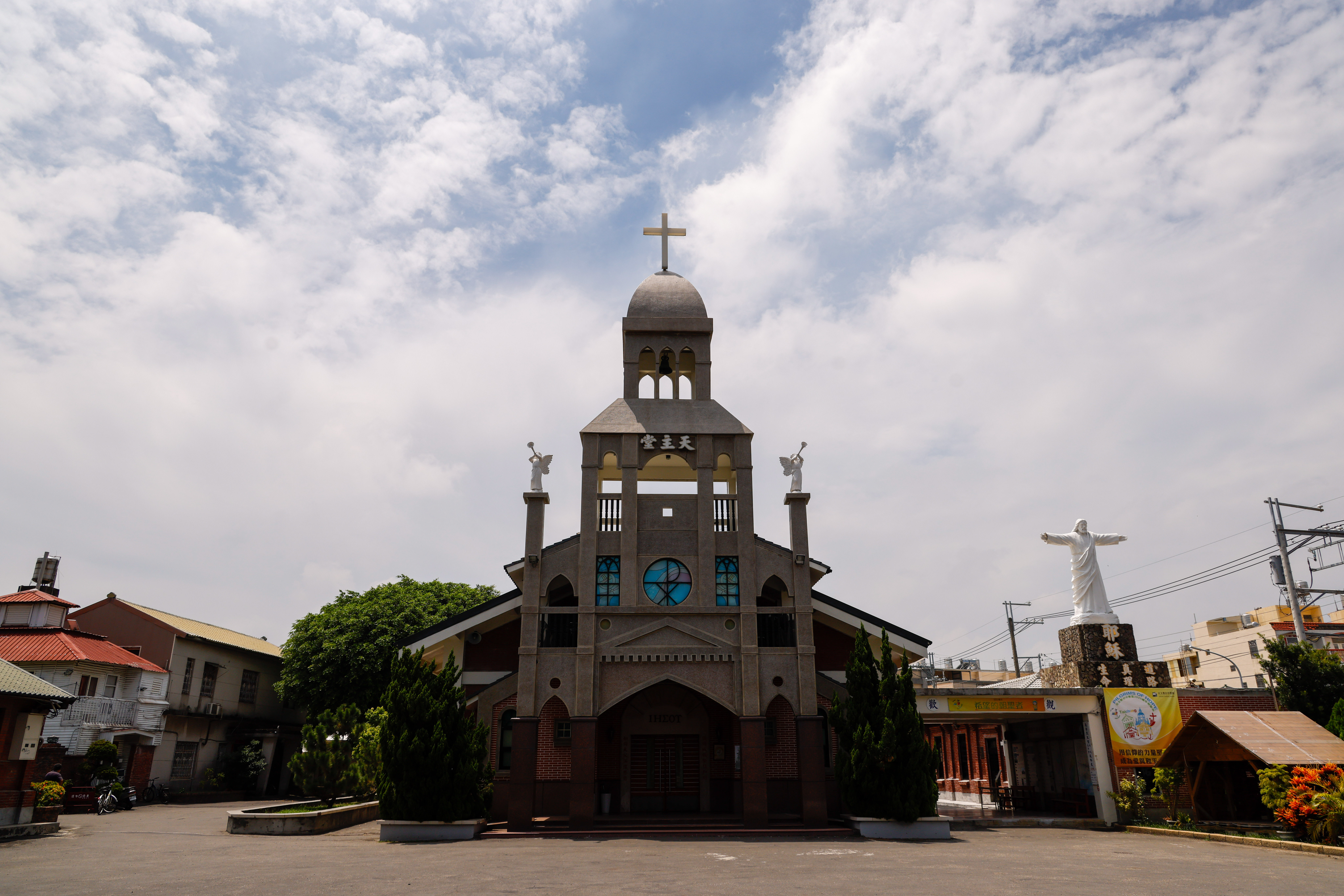 羅厝天主堂建築風格融合歌德拱窗、拜占庭圓頂與美式鄉村線條。（攝影／杭大鵬）