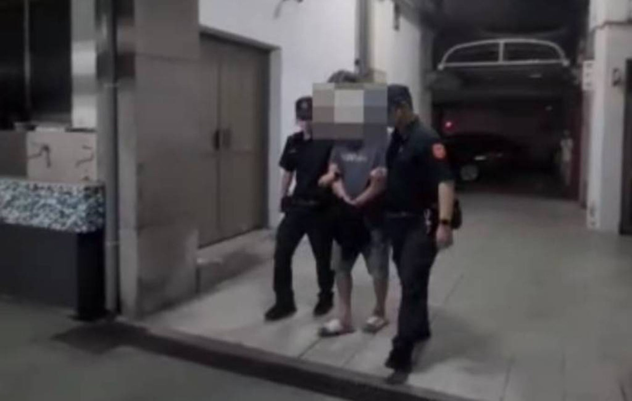 檢方複訊後依槍砲、殺人未遂等罪對張男聲押禁見。（翻攝畫面）