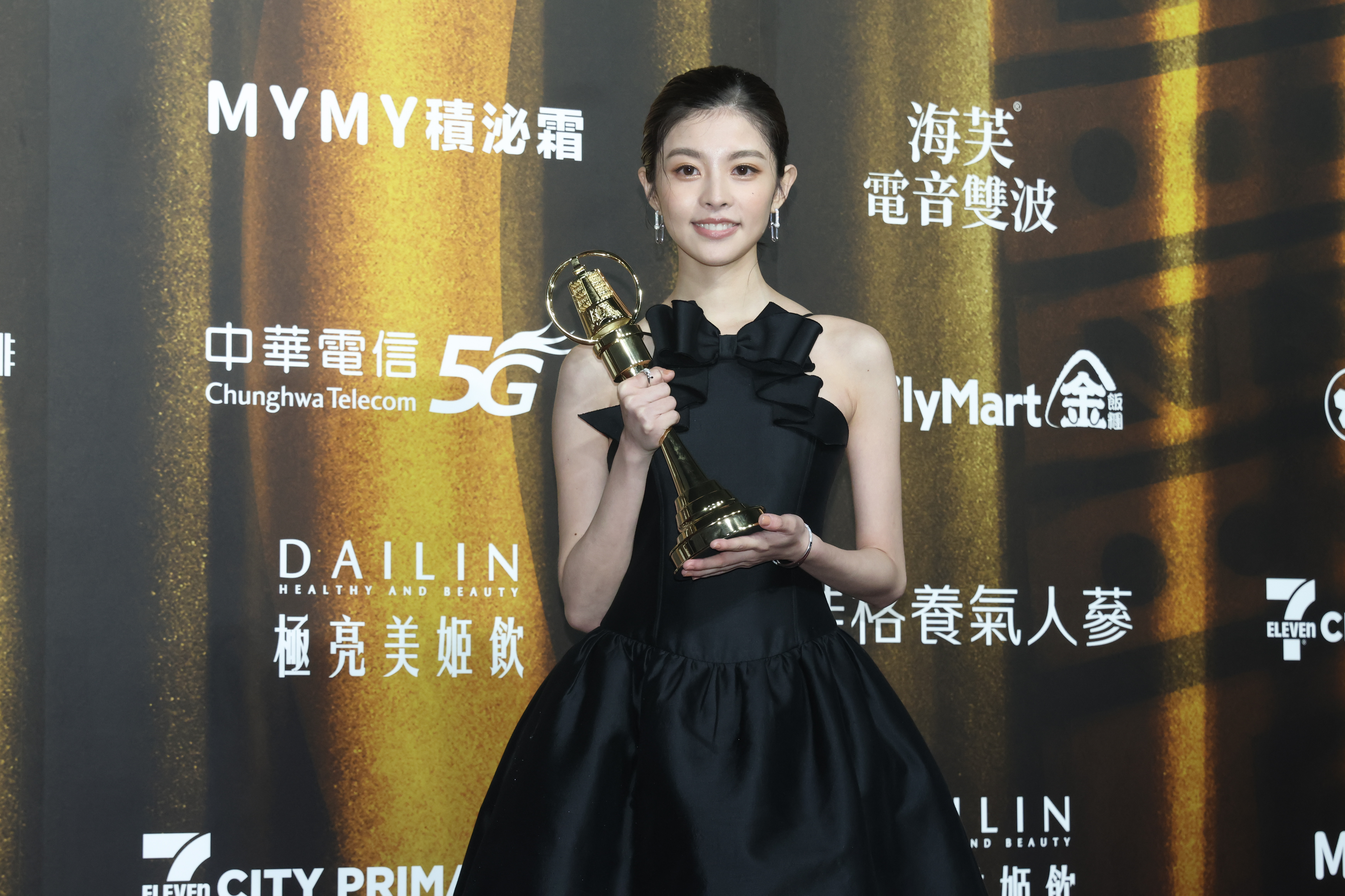 詹子萱拿下迷你劇集新人獎眼眶含淚。