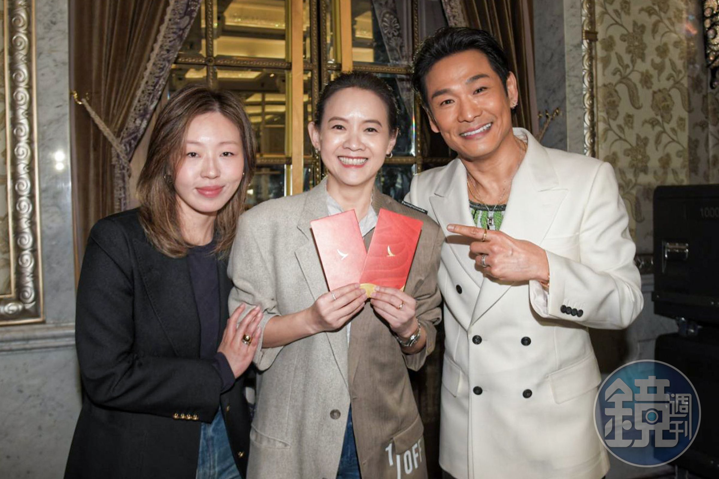 杜德偉與老婆李曉冰包紅包給主持人曾寶儀。