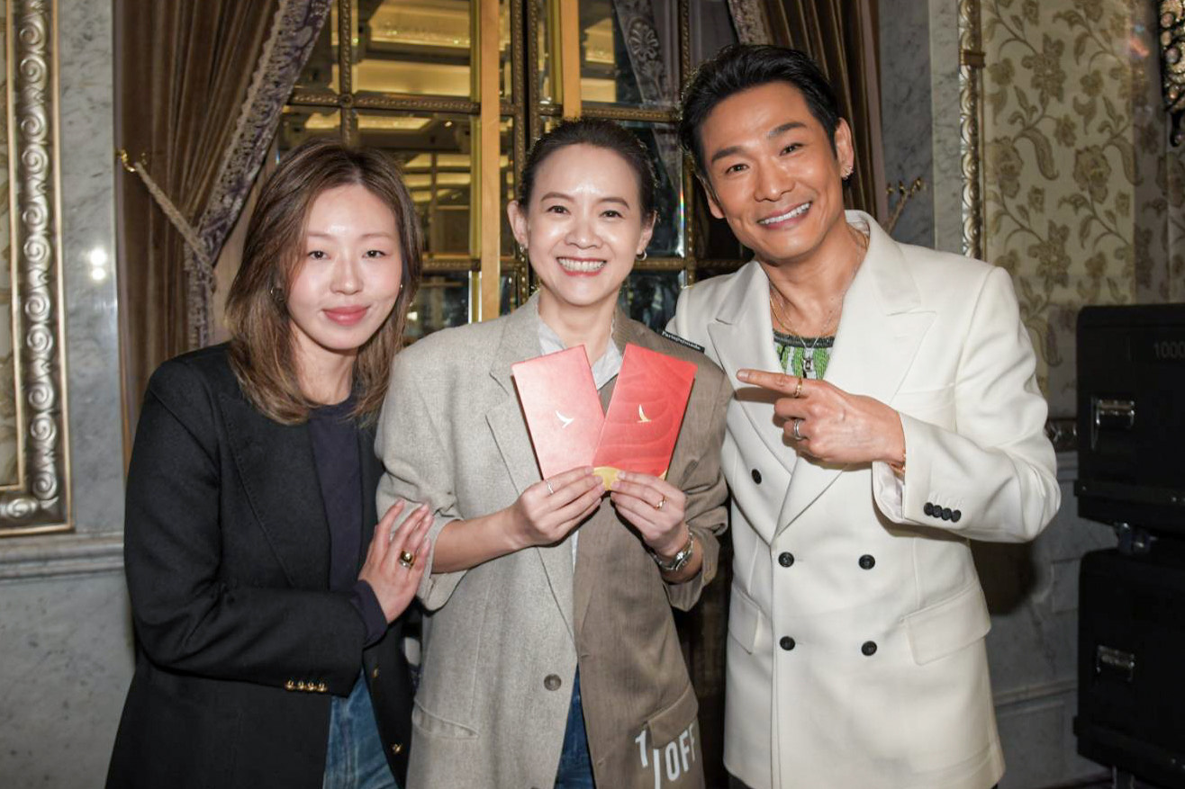 杜德偉與老婆李曉冰包紅包給主持人曾寶儀。