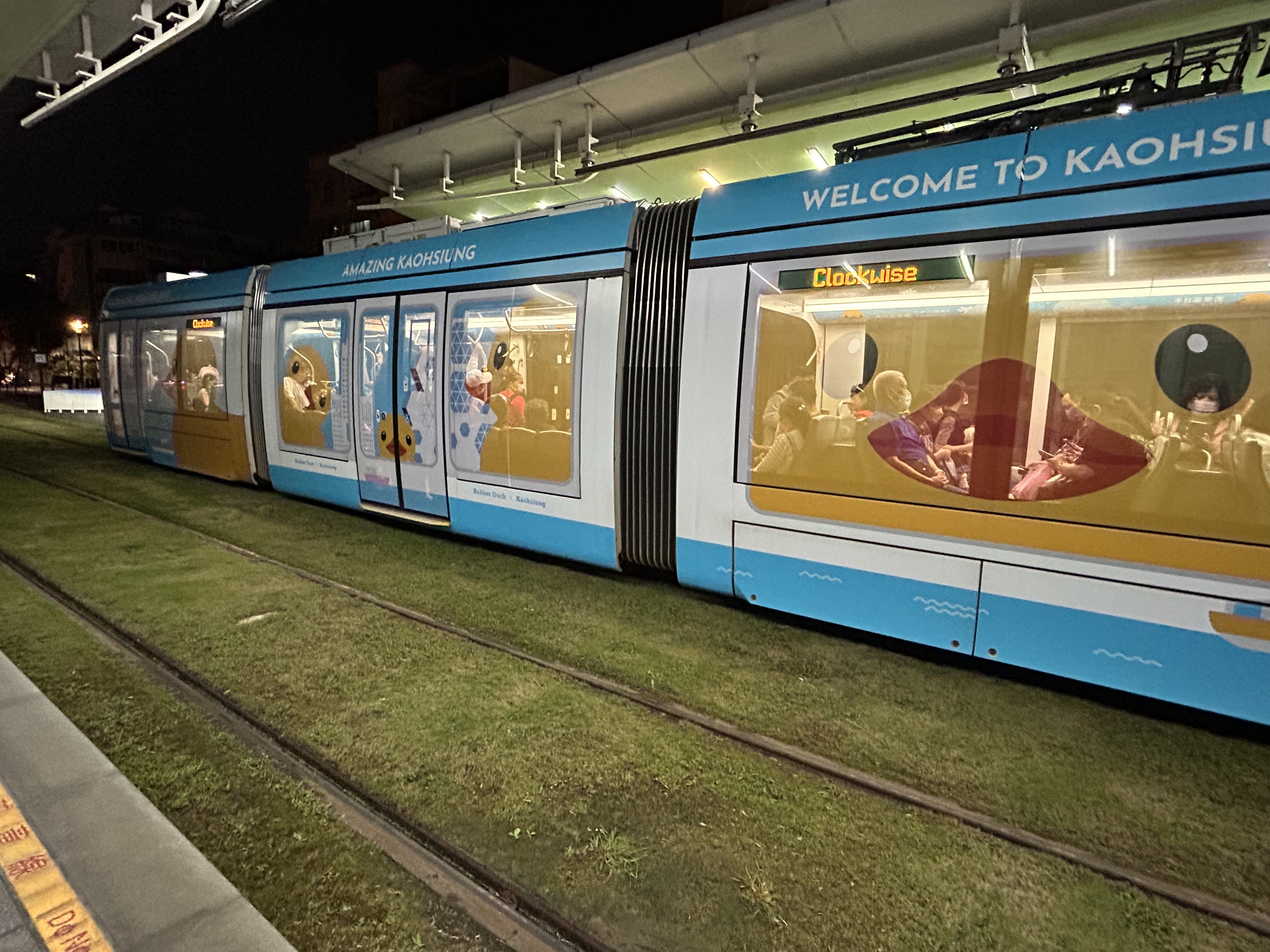 為便利民眾深夜轉乘捷運，高雄輕軌將於4月15日起至6月14日止2個月期間試辦「深夜加班區間車」服務。