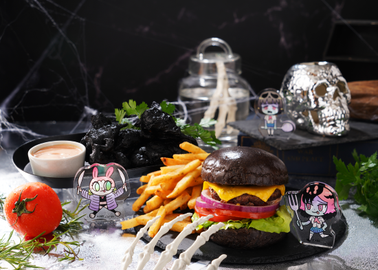 「屍麥唷:)主題快閃店」推出《食屍鬼》聯名餐點，漢堡系列更會變身闇黑喪屍風格。（漫畫星提供）