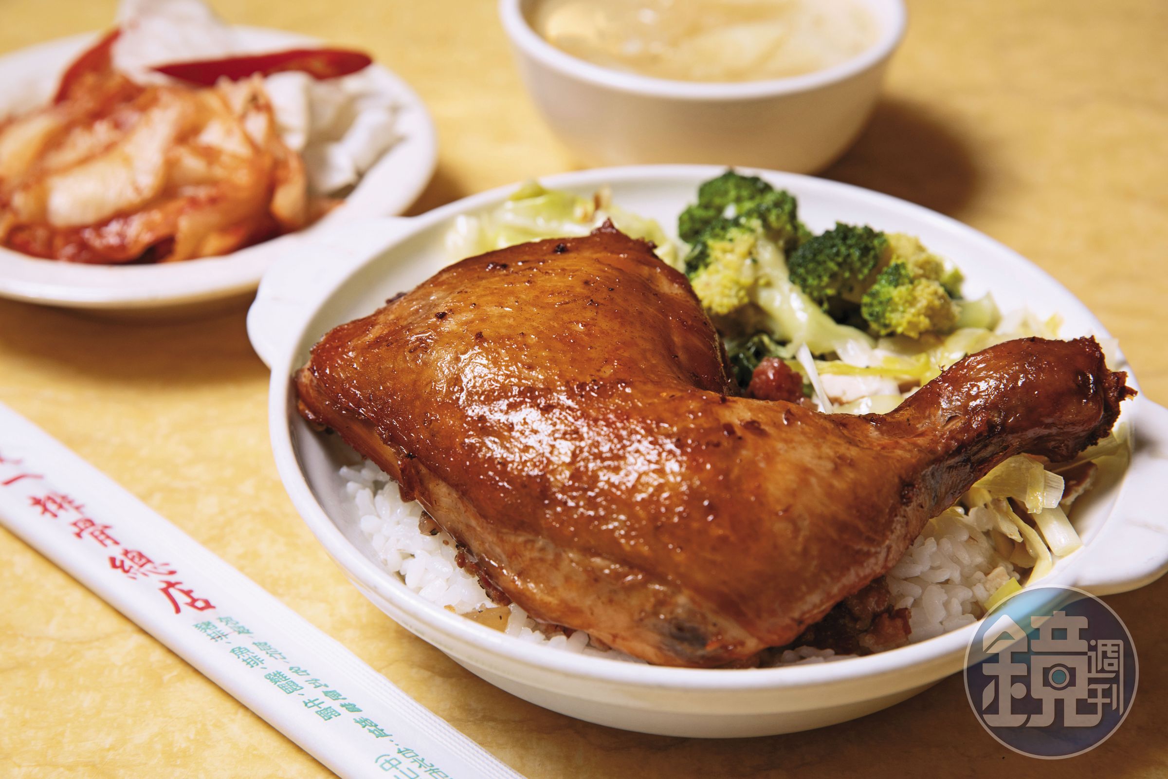 雞腿先滷後炸，一口咬下，老滷的香料、蔥、辣椒氣味沁入腿肉，層次豐富。（180元／份）