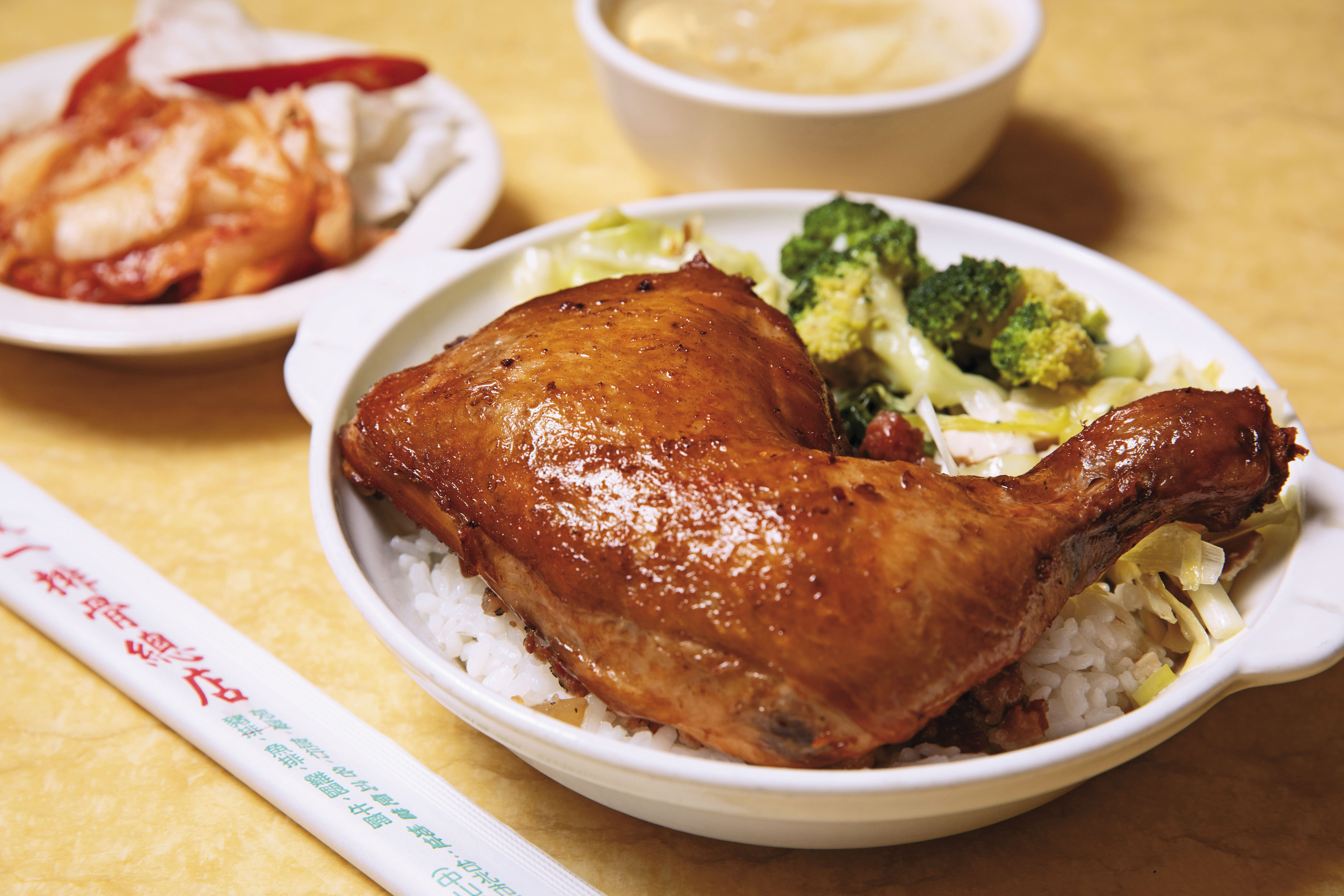 雞腿先滷後炸，一口咬下，老滷的香料、蔥、辣椒氣味沁入腿肉，層次豐富。（180元／份）