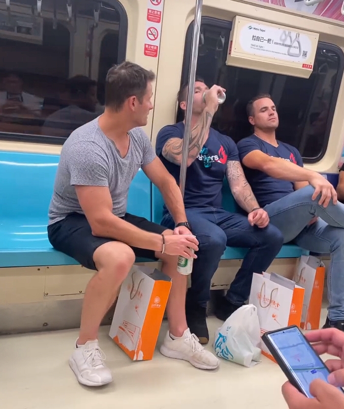 來台交流的澳洲消防員被發現在捷運上公然飲酒，違反規定。（翻攝自waltermshih Threads）