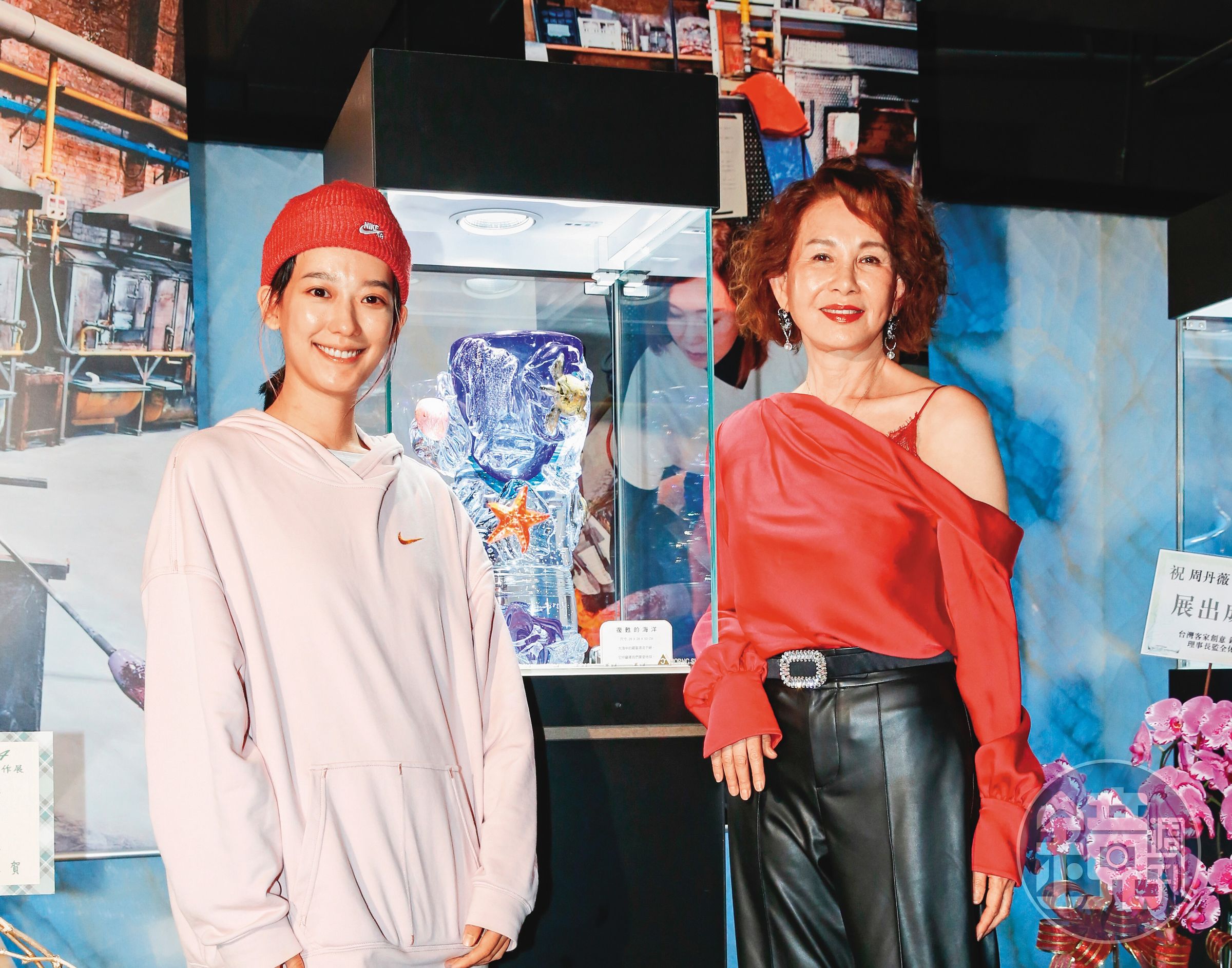 去年3月周丹薇（右）舉辦展覽，乾女兒孟耿如（左）現身力挺。