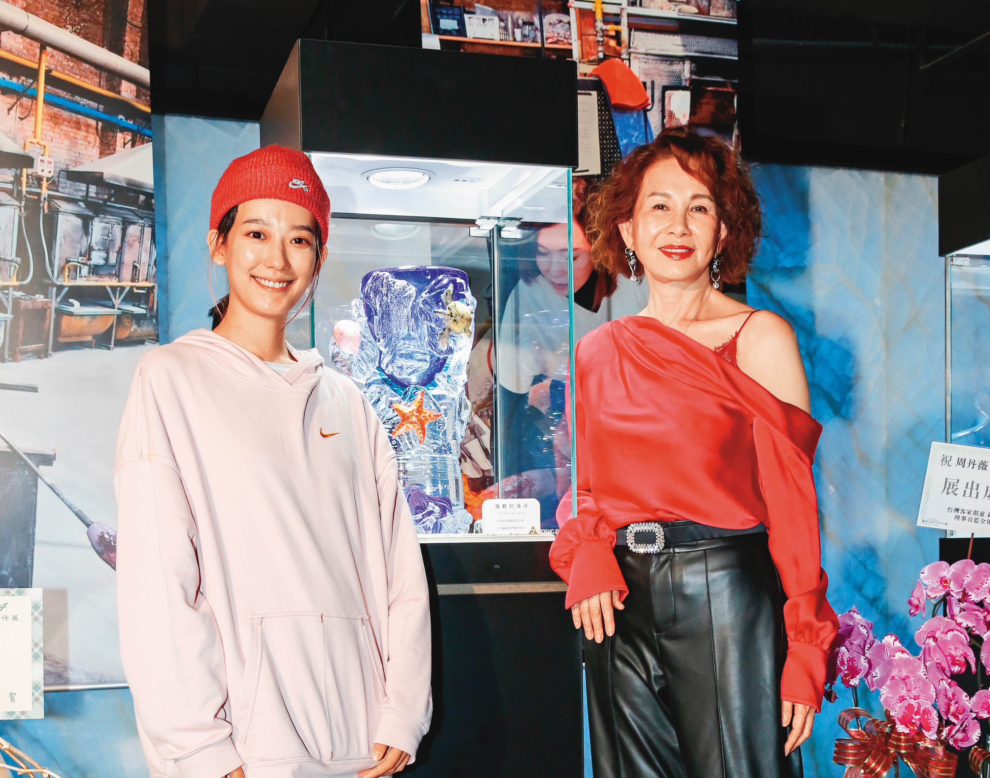 去年3月周丹薇（右）舉辦展覽，乾女兒孟耿如（左）現身力挺。