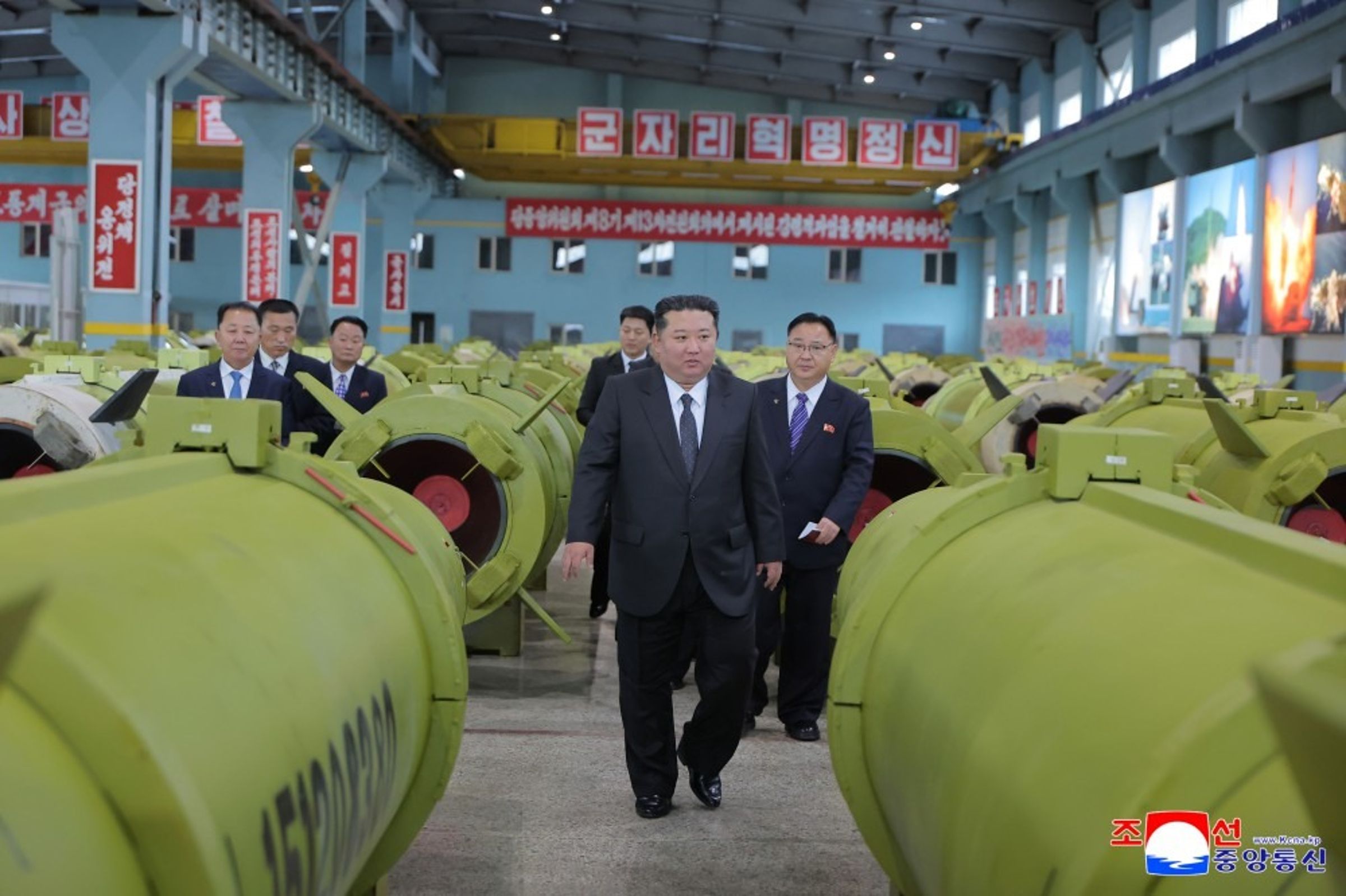外界分析認為,金正恩此時密集視導彈藥與飛彈生產線,更與烏克蘭戰爭背景下俄羅斯對軍火的迫切需求息息相關。(翻攝自朝中社)