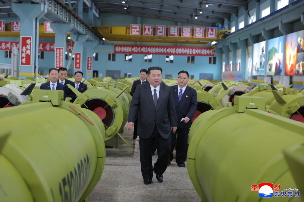 外界分析認為,金正恩此時密集視導彈藥與飛彈生產線,更與烏克蘭戰爭背景下俄羅斯對軍火的迫切需求息息相關。(翻攝自朝中社)