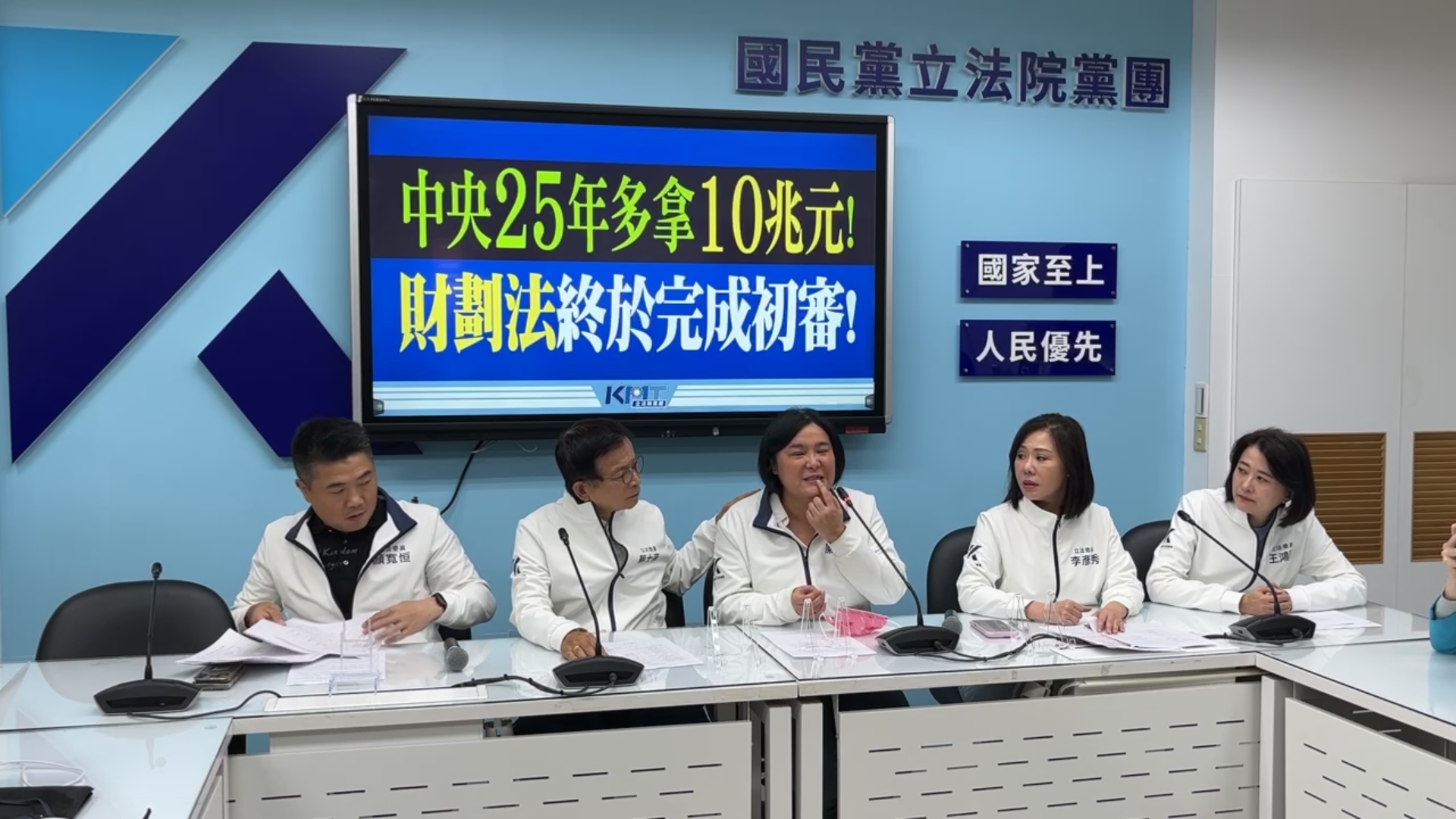 陳玉珍在國民黨立院黨團記者會時，拿下口罩稱牙齒在衝突中被民進黨的人打斷，還曬出掉下來的牙齒。（翻攝自國民黨立法院黨團臉書粉專）