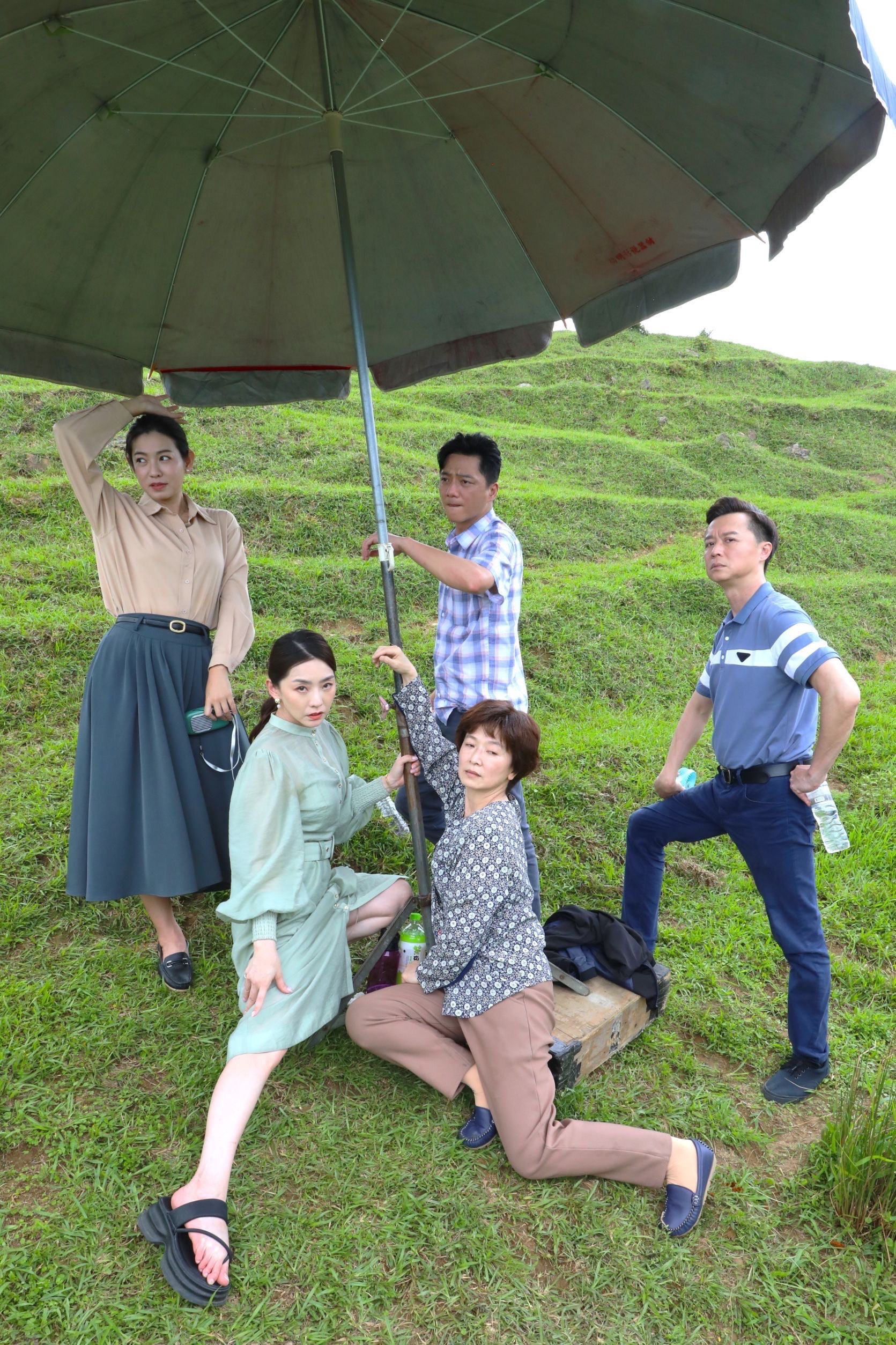 《好運來》高海生（劉至翰飾演）將領便當？演員集結謝瓊煖、龍天翔、藍葦華、米可白、何豪傑、賴芊合等人，一起在懸崖邊實景挑戰極限。（民視提供）