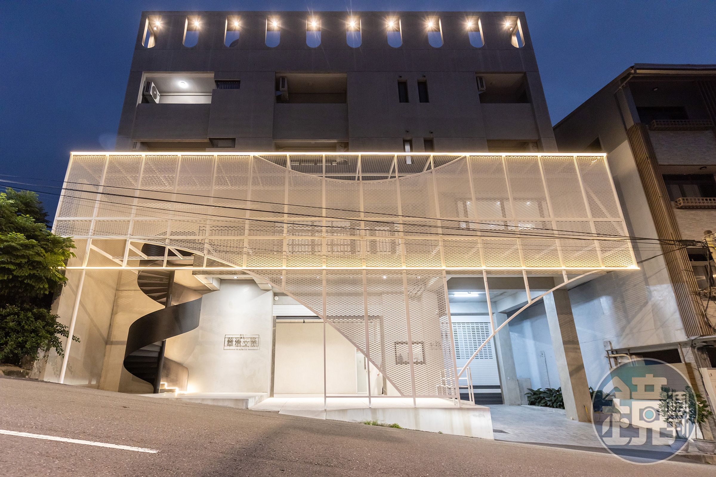 「彰化華宿文旅」位於八卦山半山腰,以工業風結合清水模,距離市區車程5分鐘,卻又保有寧靜住宿環境。