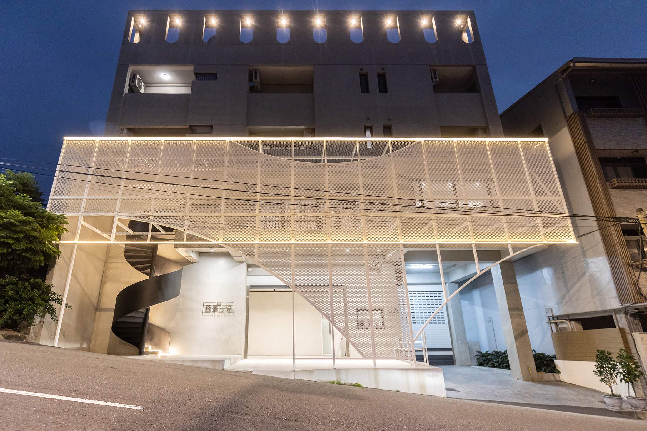 「彰化華宿文旅」位於八卦山半山腰，以工業風結合清水模，距離市區車程5分鐘，卻又保有寧靜住宿環境。
