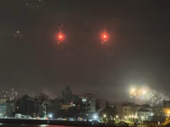 高雄夢時代跨年晚會，傳出疑似有人施放紅色信號彈。（翻攝畫面）