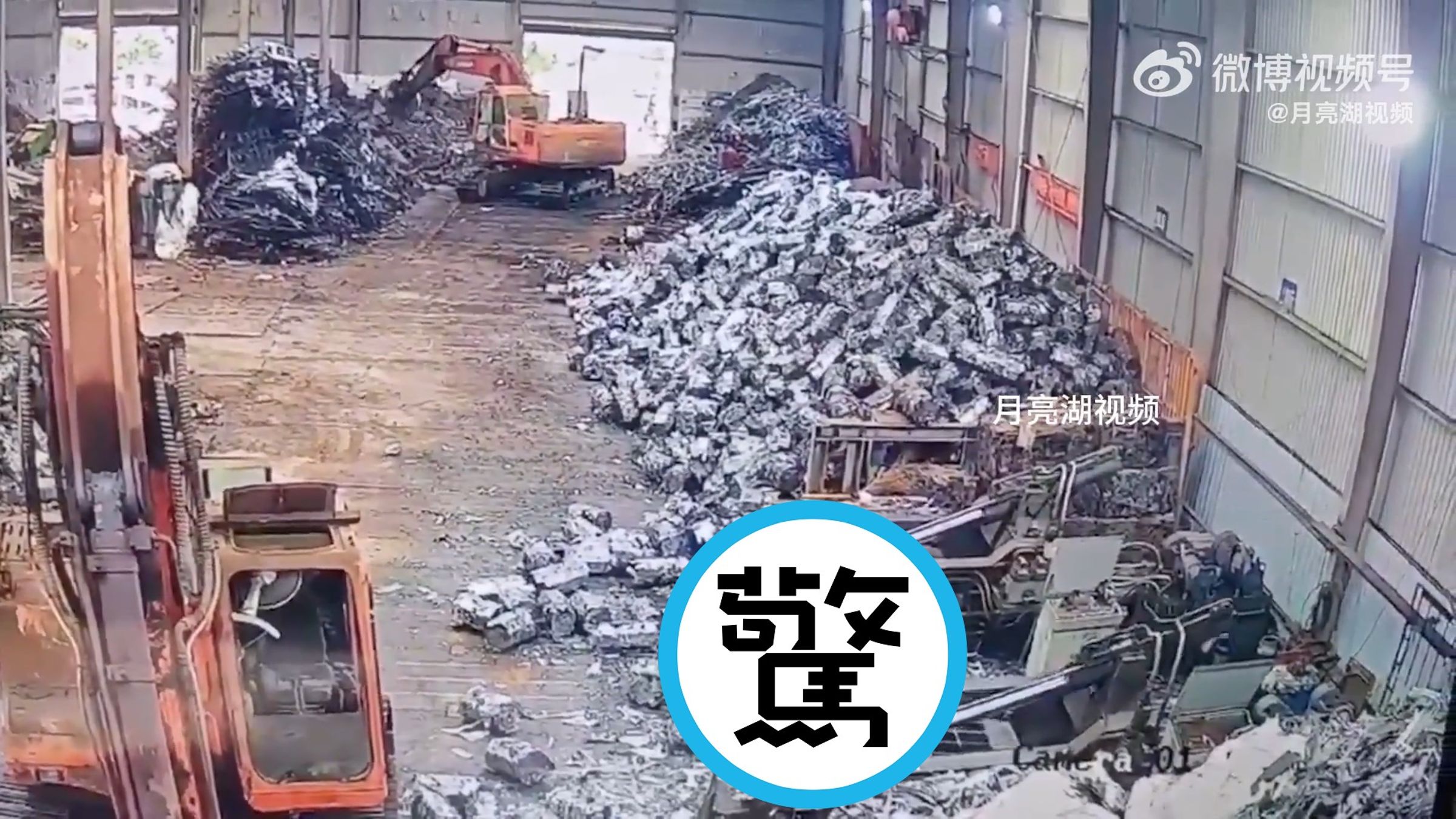 驚悚!中國工人開怪手違規操作,下一秒慘遭機器「腰斬」。(翻自微博)