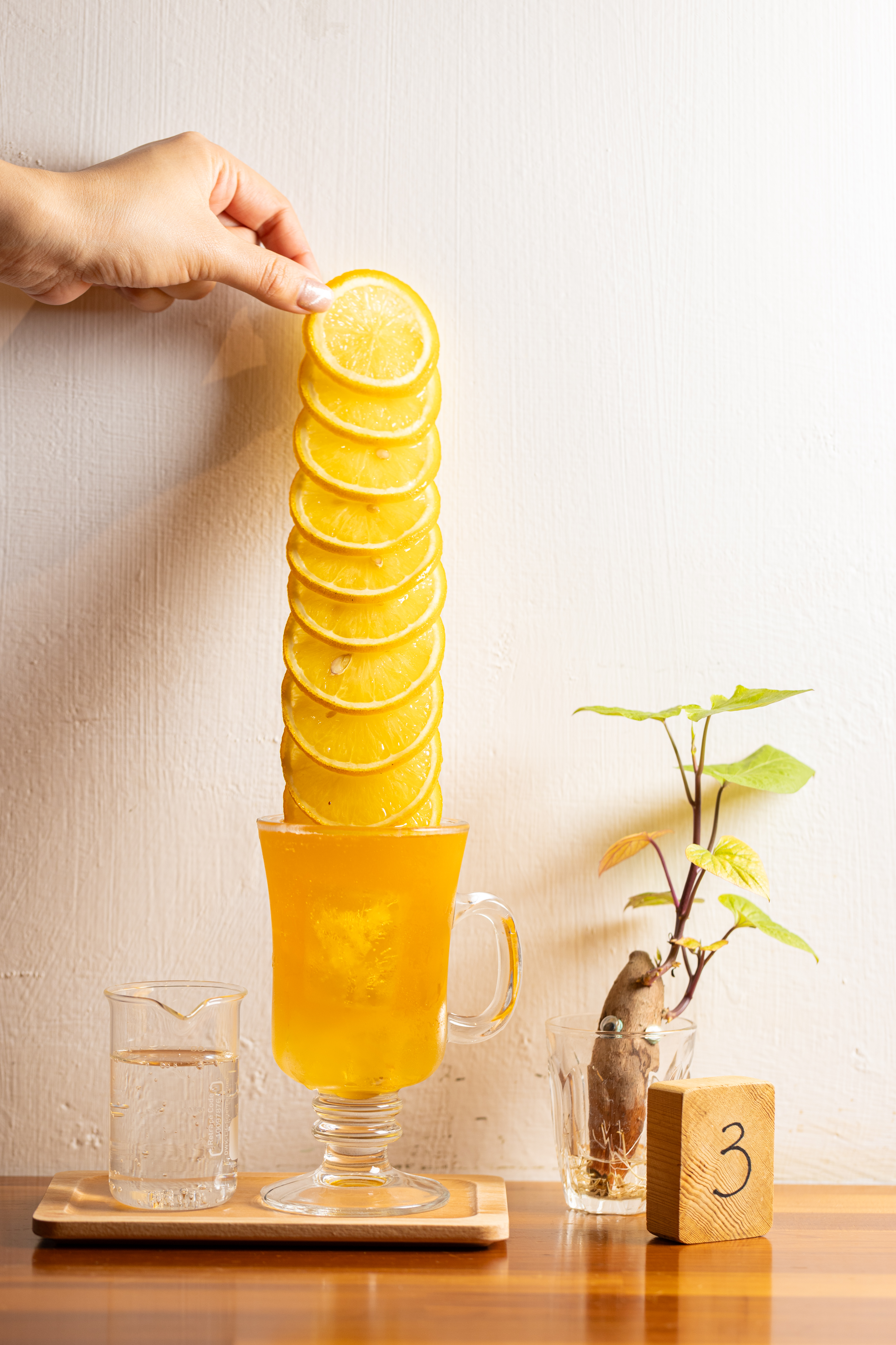 夏天很受歡迎的「浮誇系泡泡飲」,超吸睛的自製串串水果冰棍,可以一片片摘下來吃。(170元/杯)