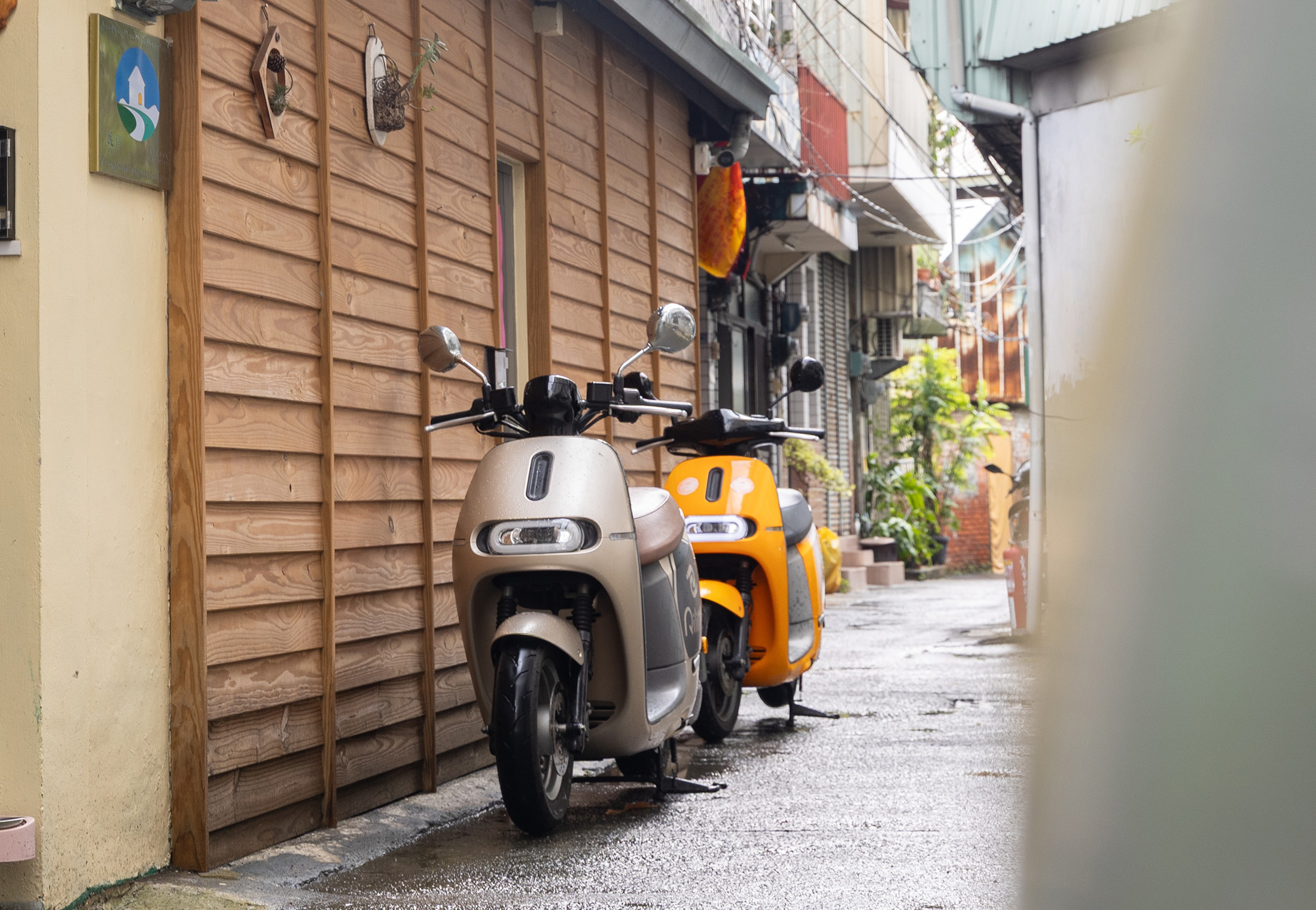 除了電輔單車、市區觀光電動公車，現在嘉義也有不少飯店提供電動機車租借。