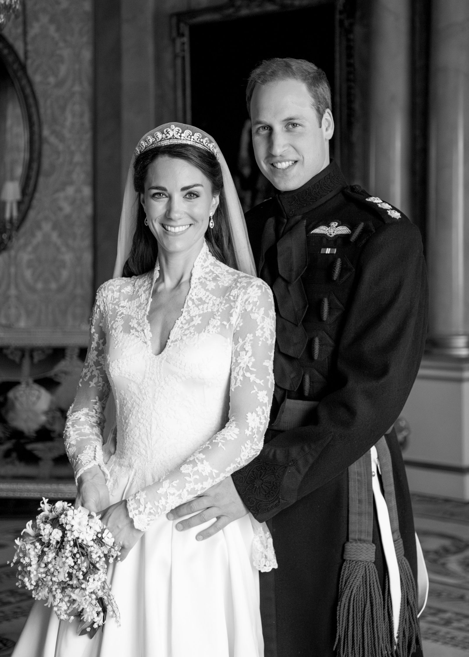 威廉王子（右）與凱特王妃（左）發布13年前結婚時的黑白舊照，紀念結婚週年。（圖／翻攝X@KensingtonRoyal）