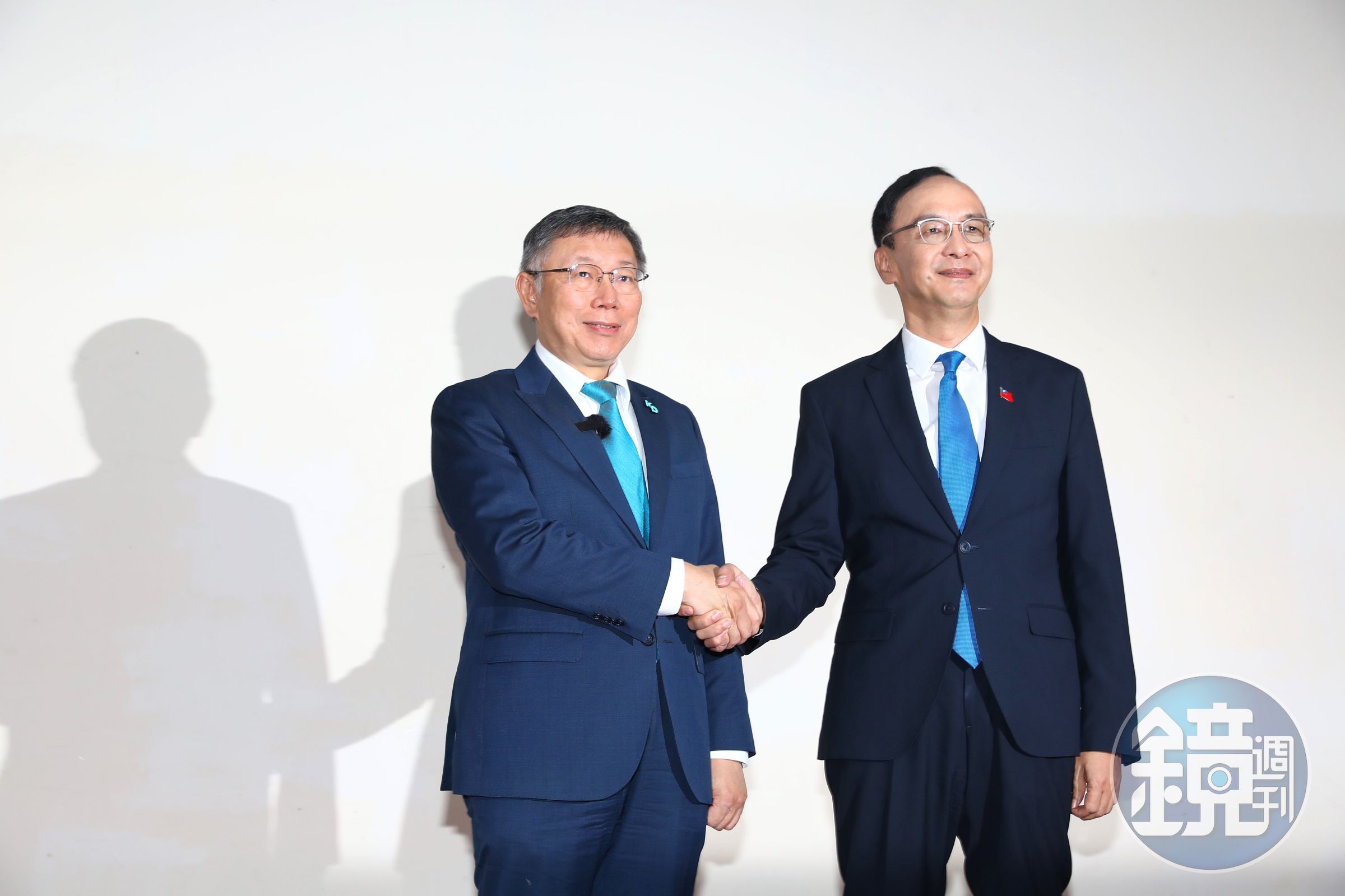 柯文哲（左）、朱立倫（右）今代表藍白進行政黨協商，民進黨對此痛批柯「政治操守令人瞠目結舌」。