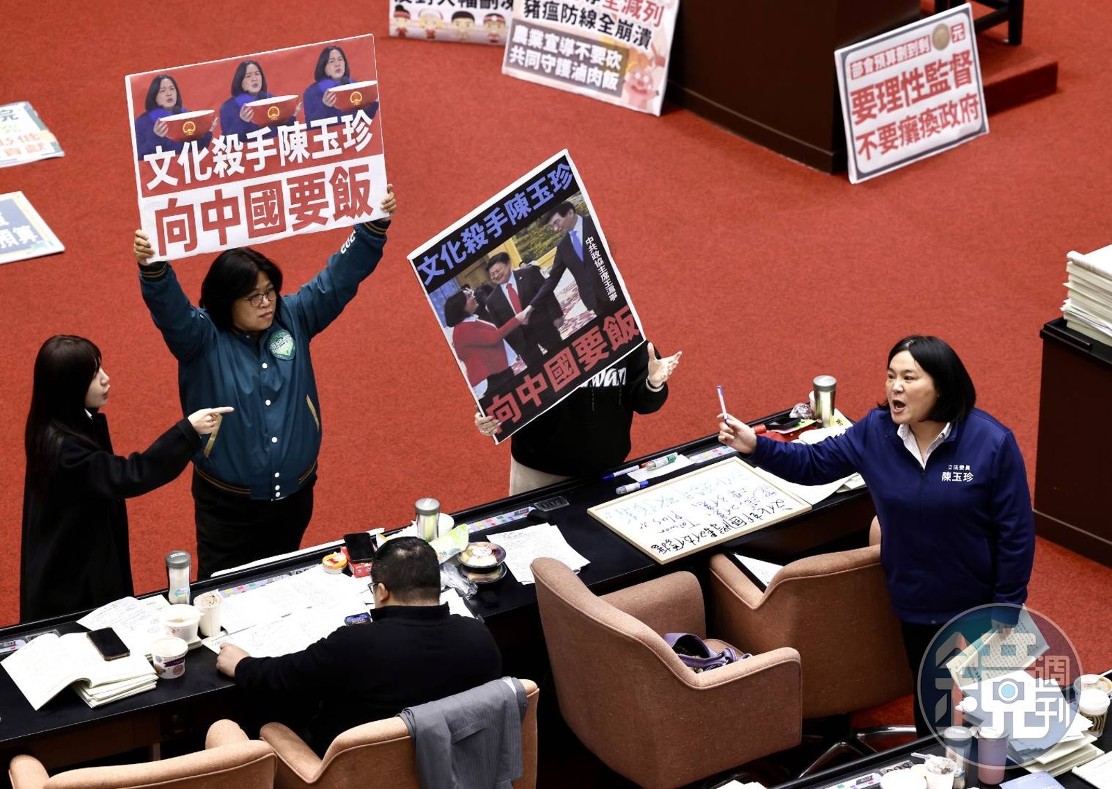 民進黨立委抗議國民黨立委陳玉珍刪公視預算還嗆文化人是「要飯的」,陳玉珍也在現場反擊。