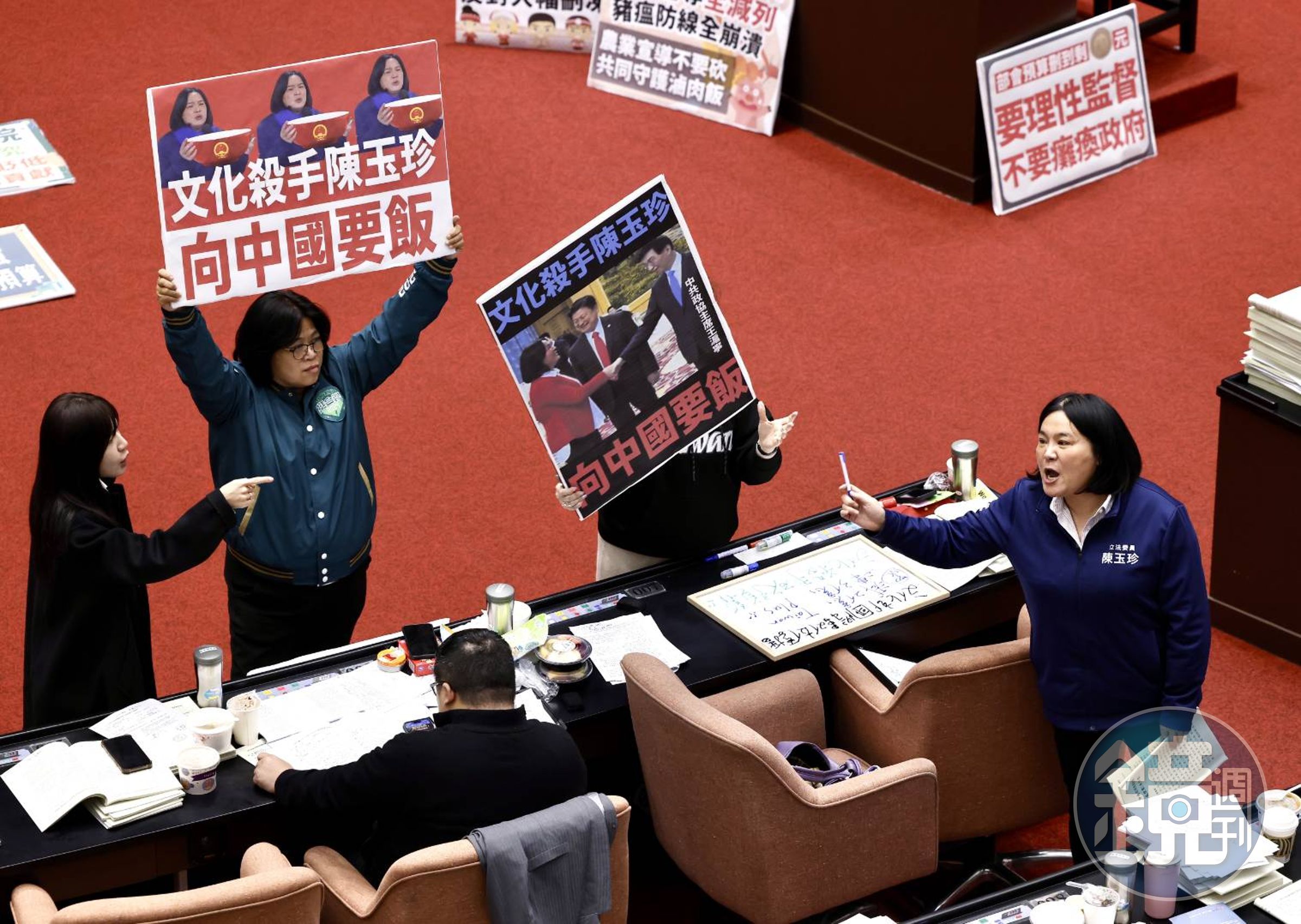 民進黨立委抗議國民黨立委陳玉珍刪公視預算還嗆文化人是「要飯的」,陳玉珍也在現場反擊。