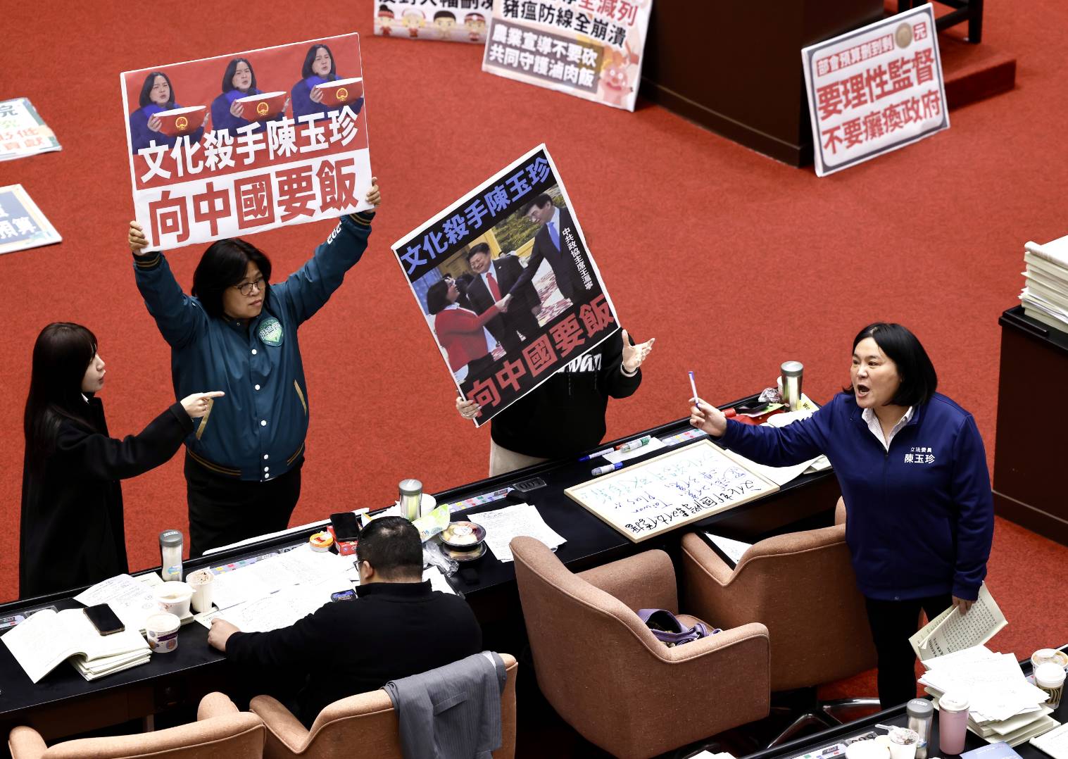 民進黨立委抗議國民黨立委陳玉珍刪公視預算還嗆文化人是「要飯的」,陳玉珍也在現場反擊。