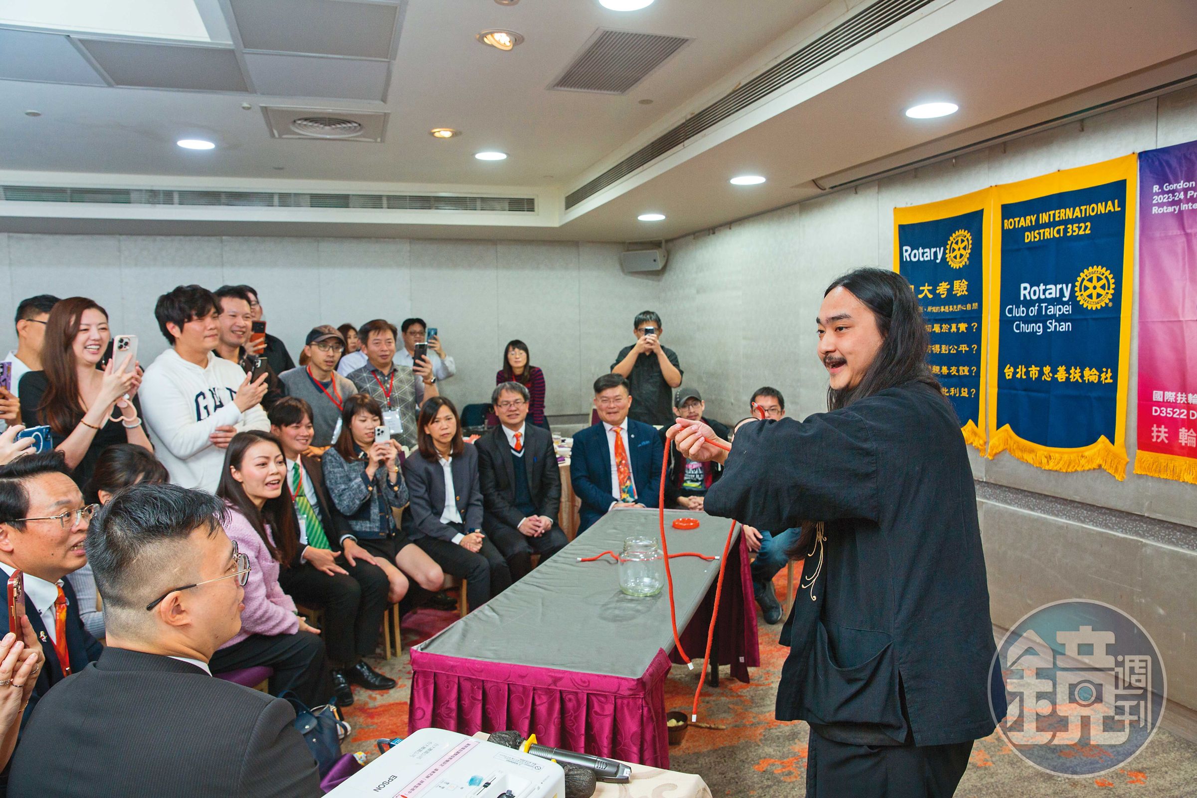 近距離魔術表演必須接收每個觀眾的一顰一笑,鄒秉勳(右)與觀眾幽默互動,精準掌握氛圍及節奏。