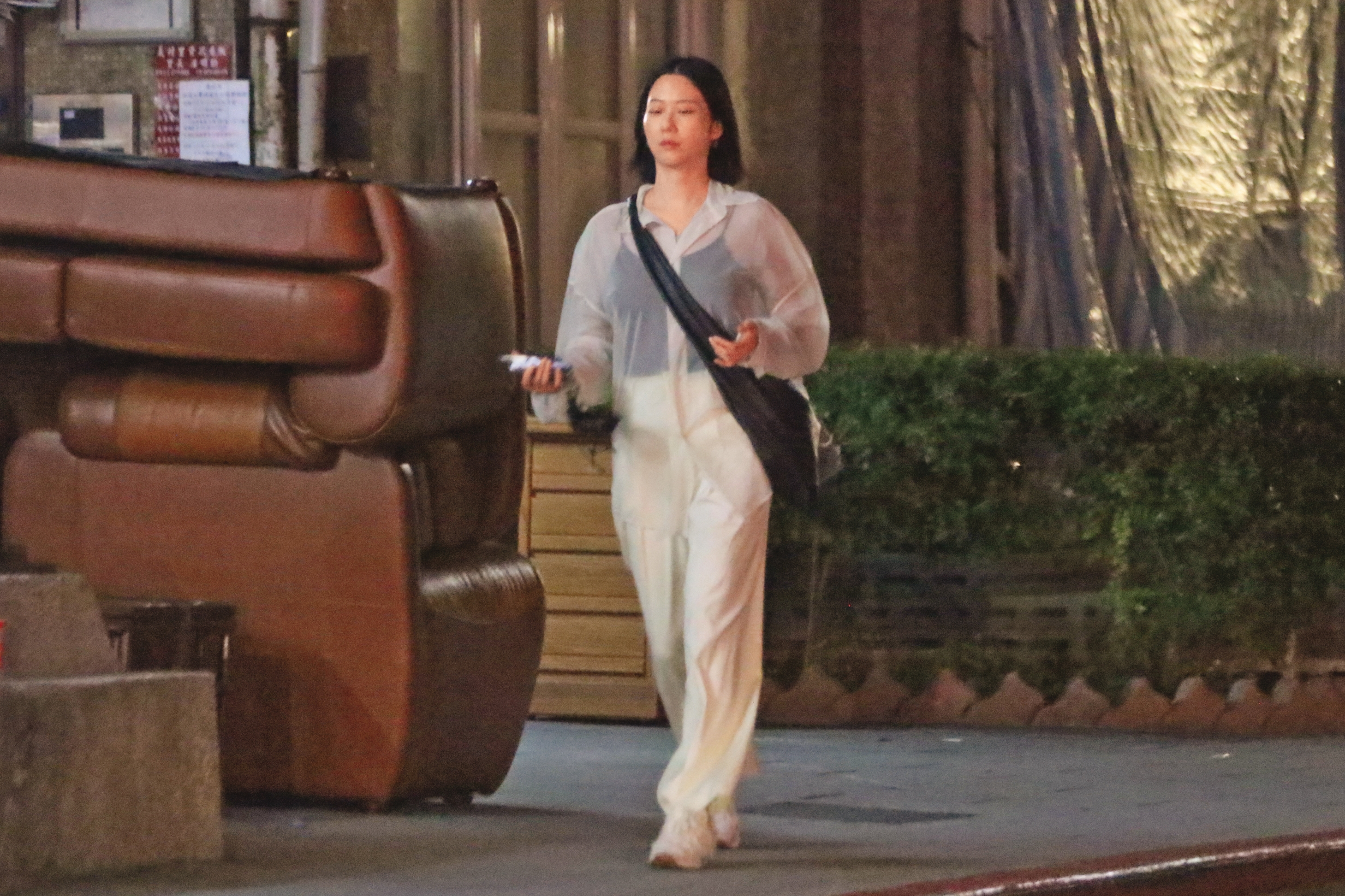 本刊10月1日晚上直擊張景嵐已經搬家，從忠孝東路四段搬到了不遠的新家，她獨自上工又回家。陳銳則人在美國。