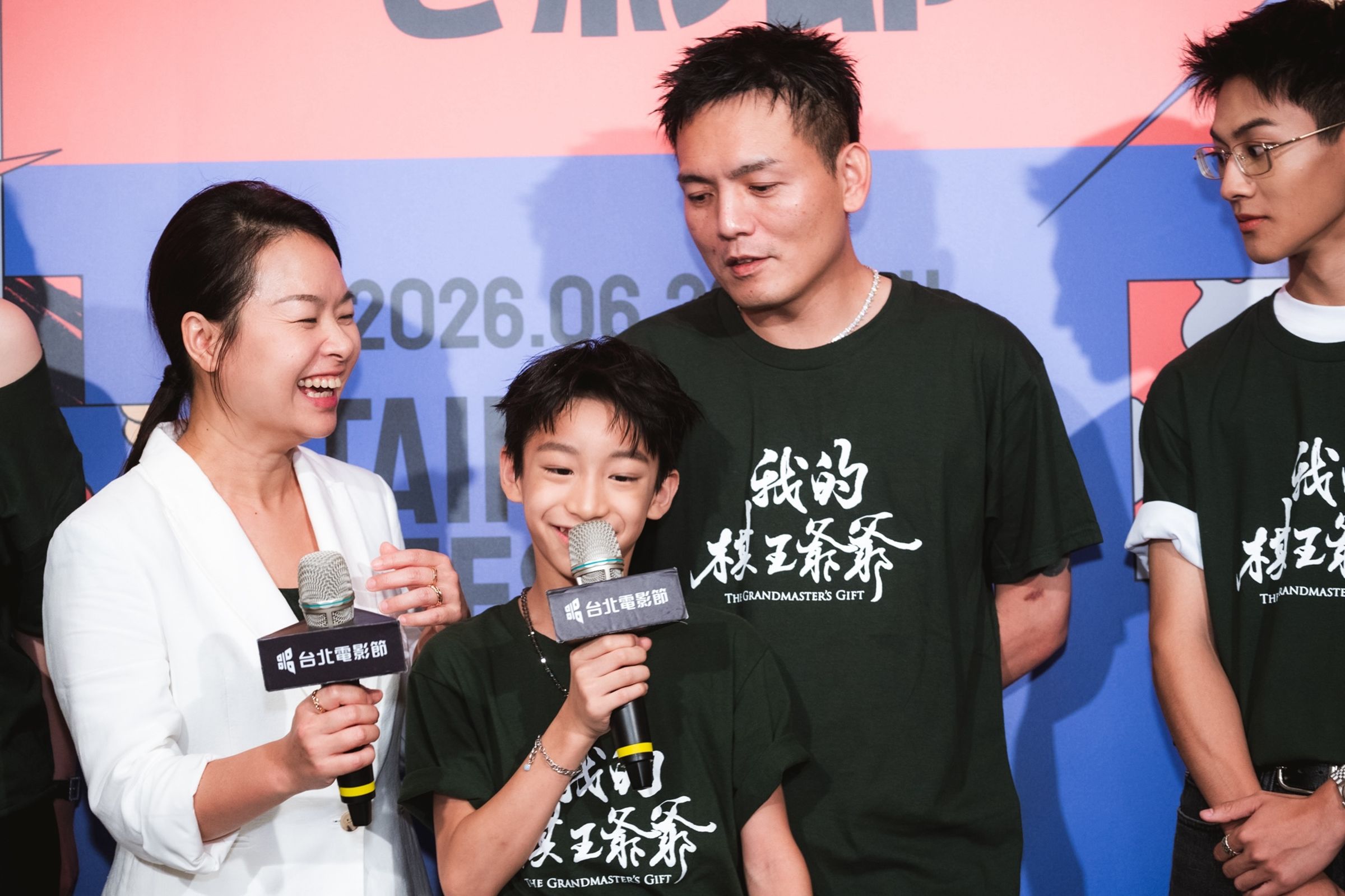 童星謝以樂(左二)一開口就童言無忌,讓春風(右二)在一邊很緊張,不斷糾正他,還指著媒體說:「他們會亂下標!」(台北電影節提供)