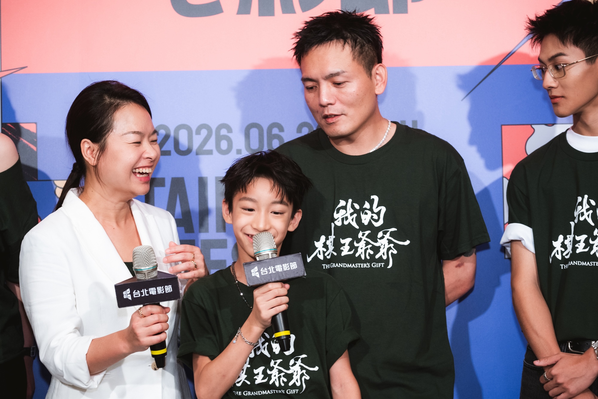 童星謝以樂(左二)一開口就童言無忌,讓春風(右二)在一邊很緊張,不斷糾正他,還指著媒體說:「他們會亂下標!」(台北電影節提供)