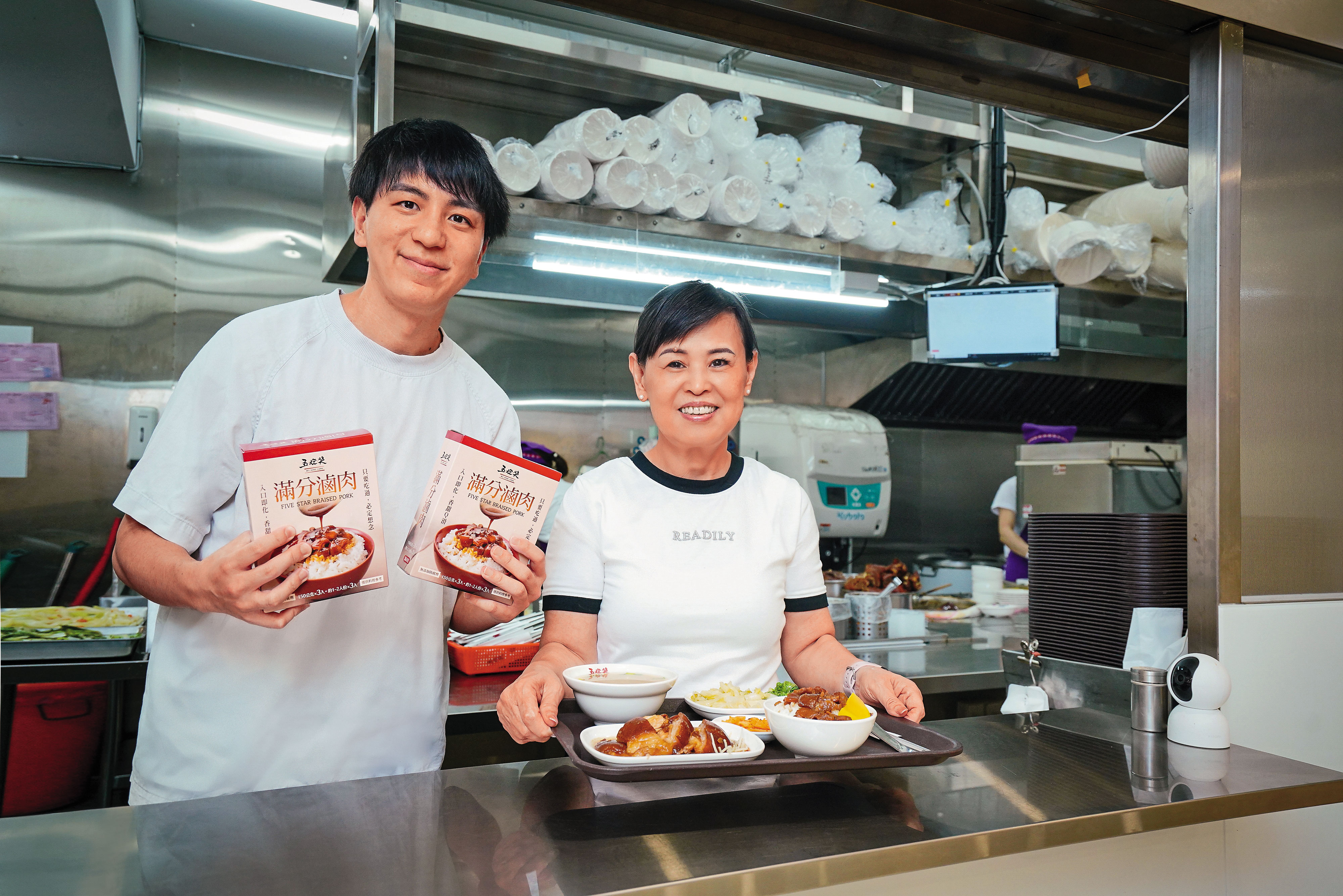 黃怡螢（右）放手讓學霸兒黃郁傑（左）改造自強店，揮別老店油膩感，提供更好的用餐環境。也推出滷肉調理包，賣到日本、澳洲。