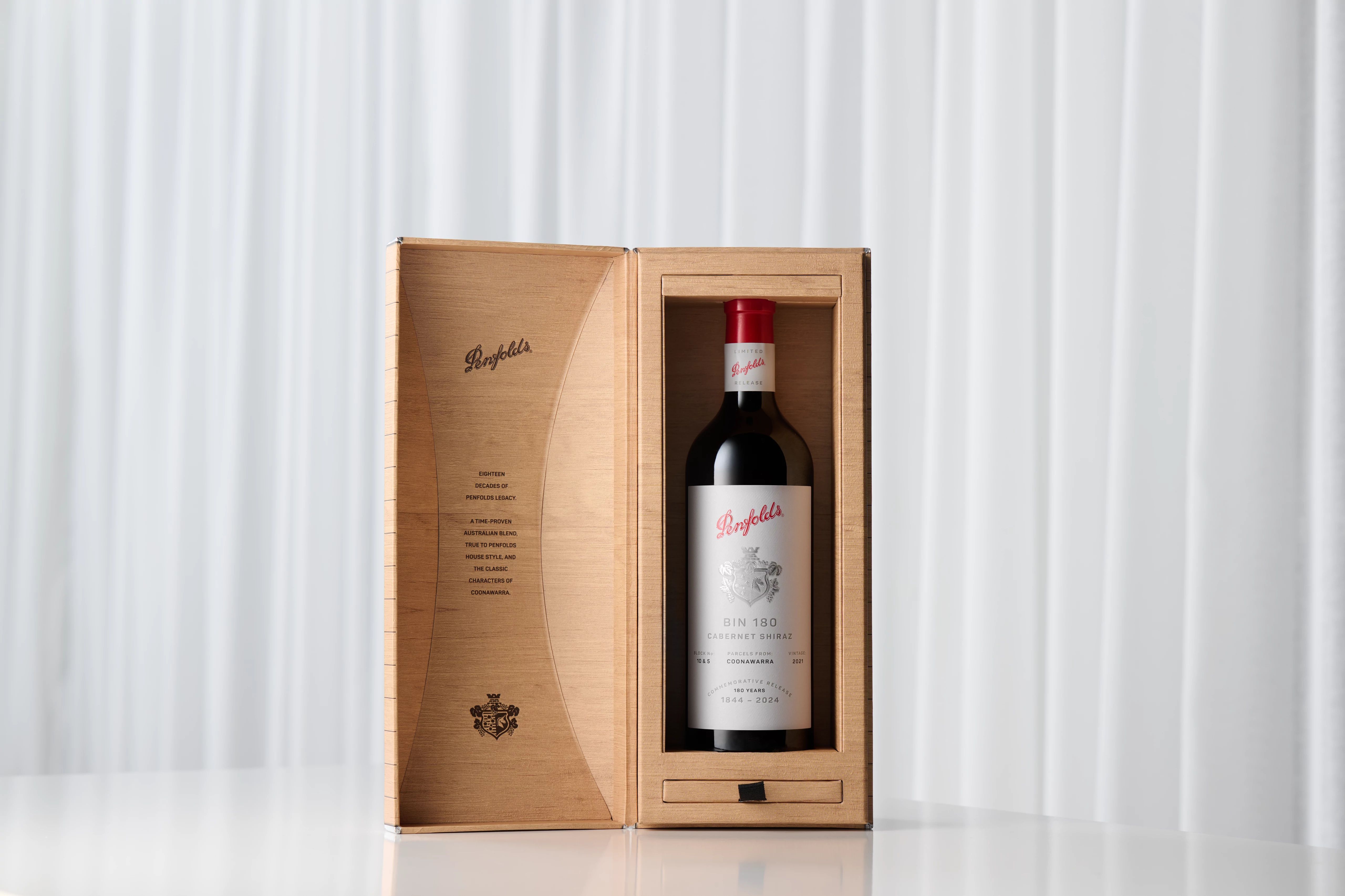 為慶祝「Bin 180 Coonawarra Cabernet Shiraz 2021」問世,奔富與南澳藝術家Andrew Bartlett合作,設計出限量版藝術包裝。