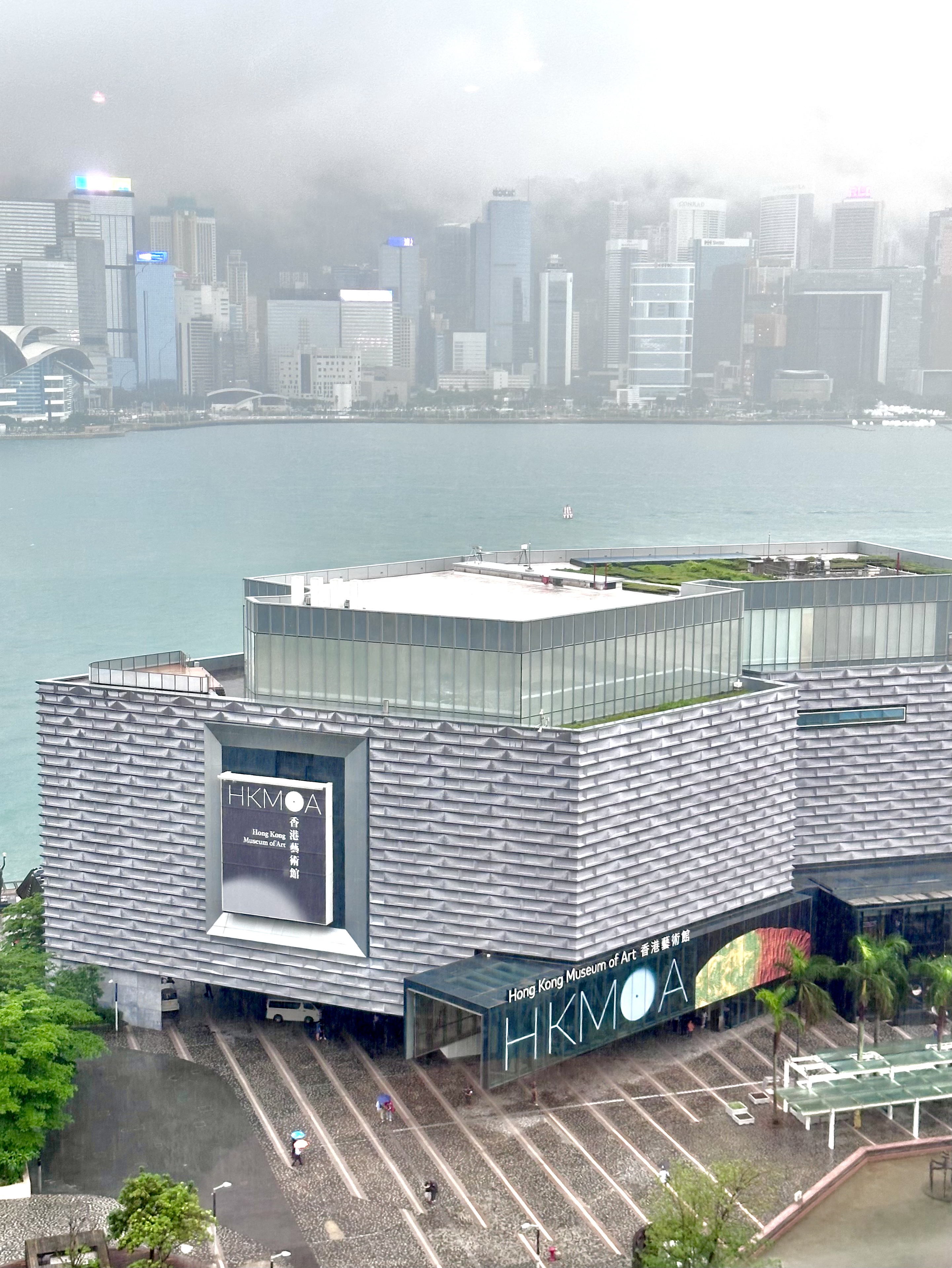 酒店對面的「香港文化中心」是香港主要的文化藝術表演場地之一。