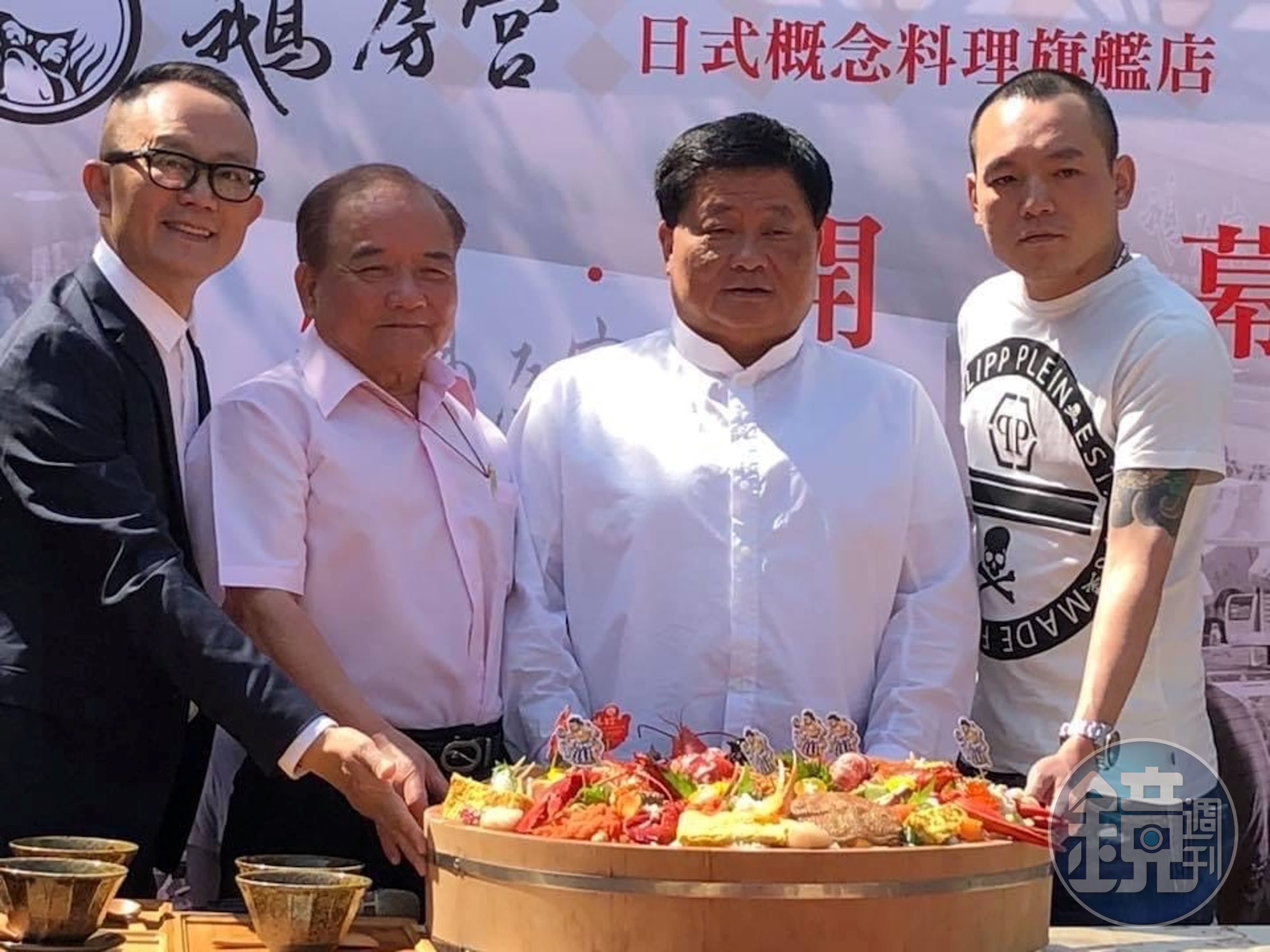 大甲鎮瀾宮董事長顏清標（右二）與鵝房宮張志民(左一)因料理而變成好友，顏清標也因投緣陸續投資張志民的鵝房宮旗艦店、春日宴粵菜餐廳。（張志民提供）