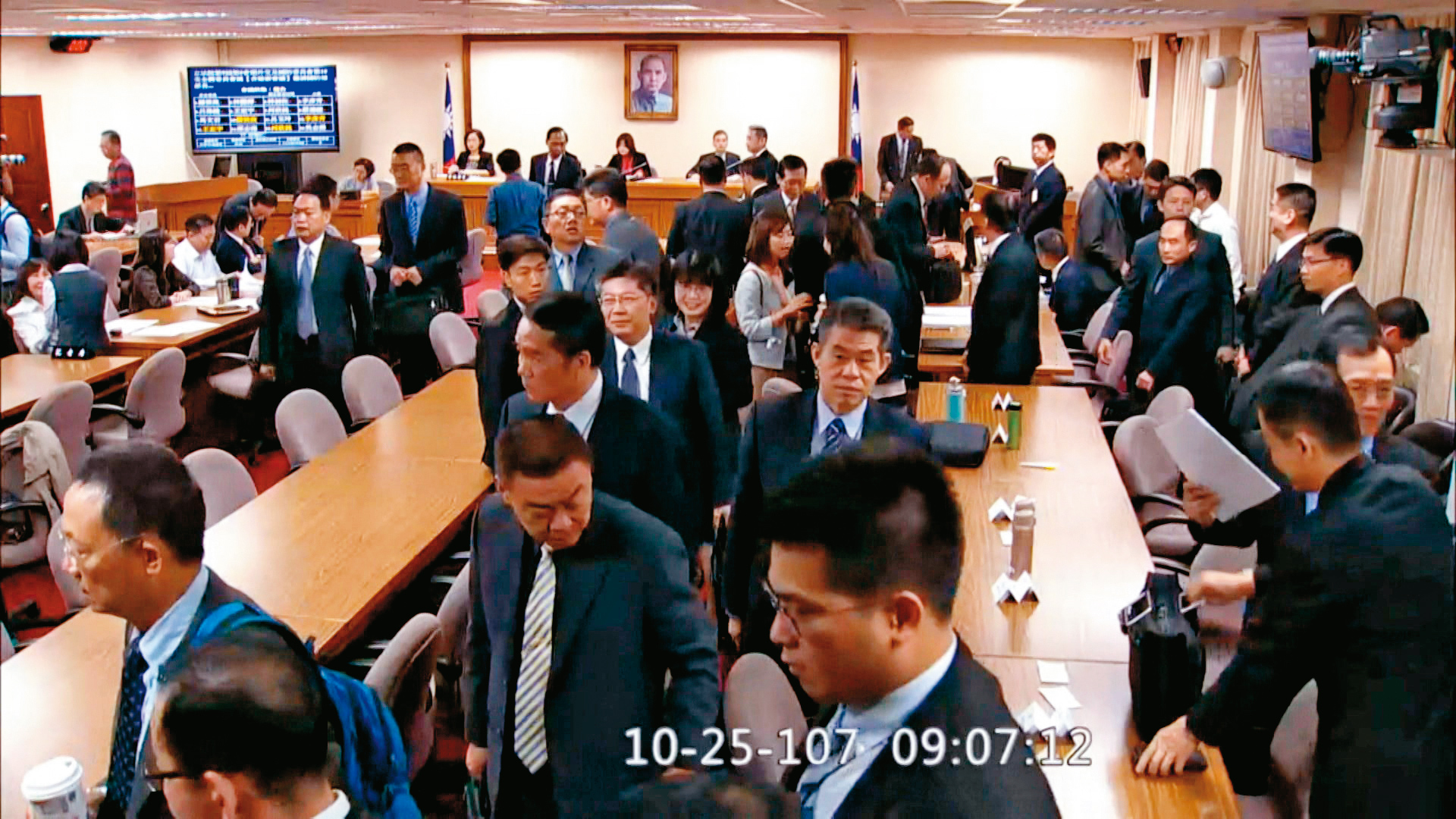 2018年立院邀國防部長嚴德發報告潛艦國造執行進度,祕密會議開始前其他人員離場。(翻攝立法院畫面)