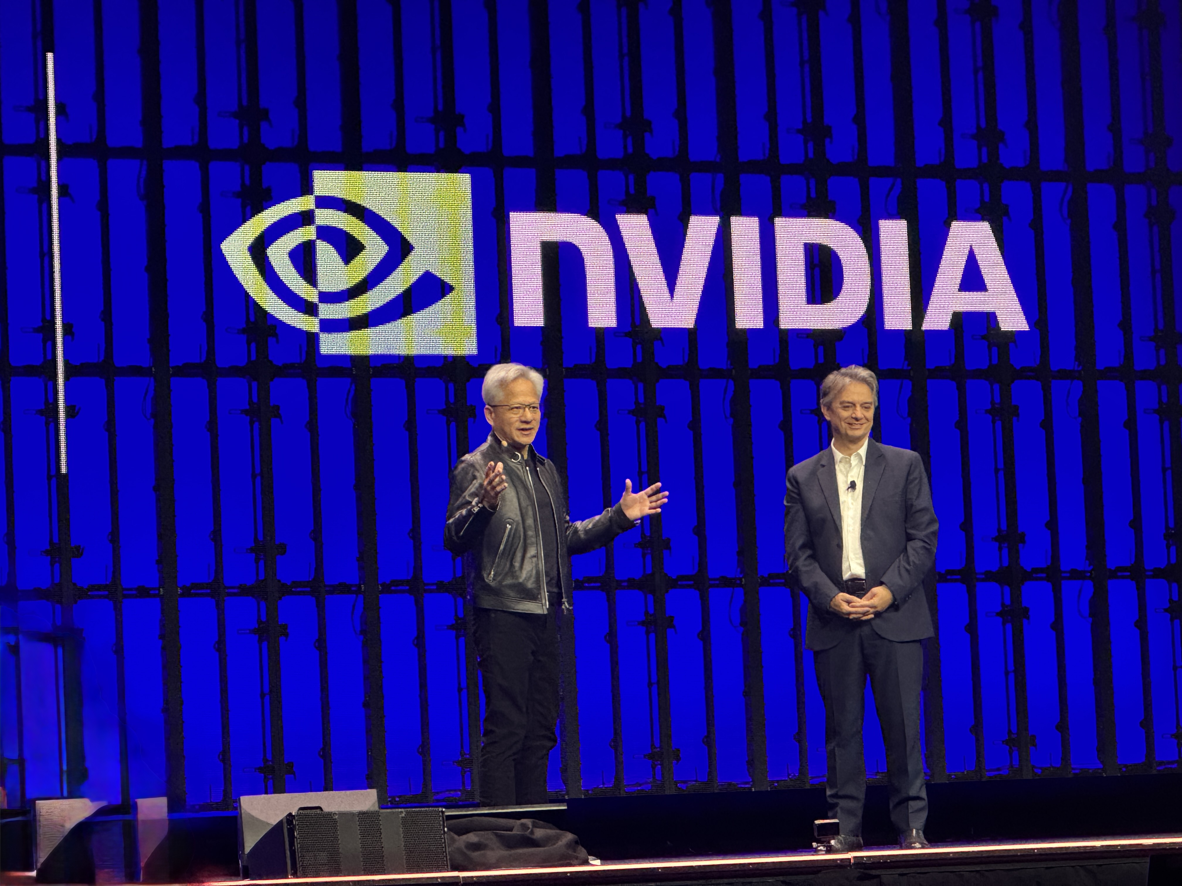 輝達執行長黃仁勳（左）和達梭系統執行長Pascal Daloz（右）同台宣布深化合作。
