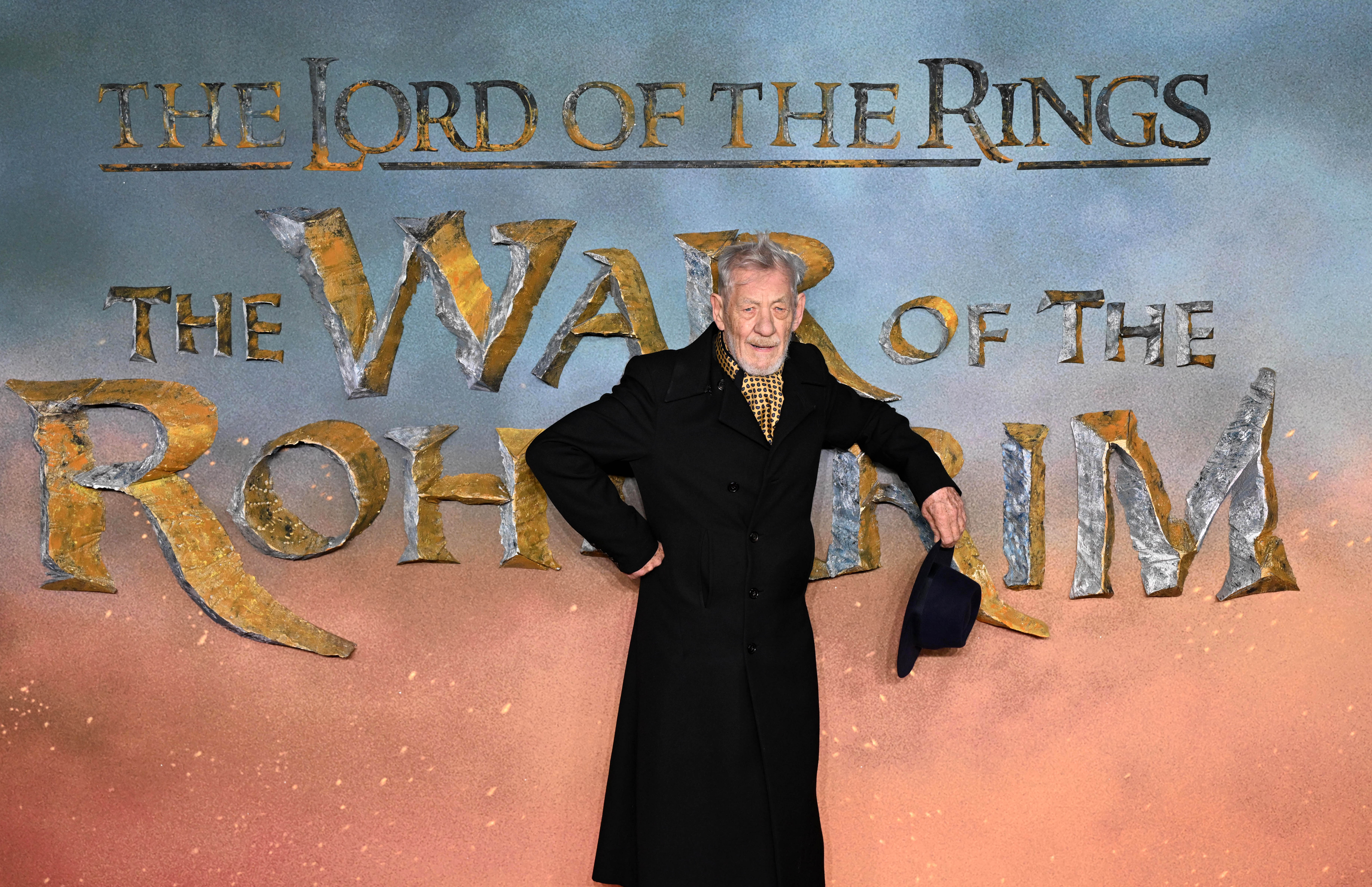 伊恩麥克連6月演出舞台劇摔倒送醫，但現在他公開亮向跟大家證明自己沒事。（東方IC）