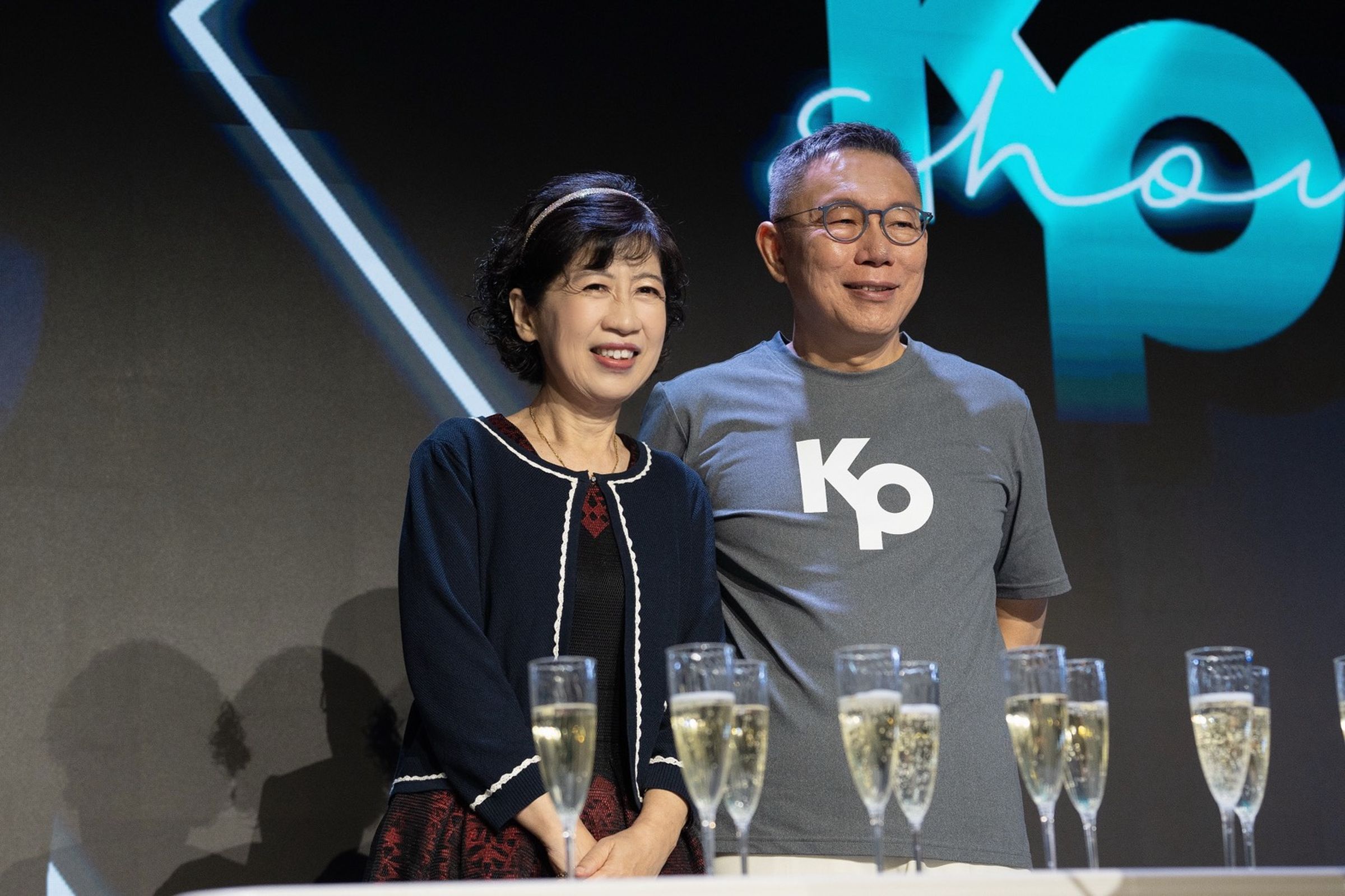 陳佩琪認為電子腳鐐是在羞辱柯文哲，且她時常被電子腳鐐的充電線摔倒。（翻攝自臉書@陳佩琪）