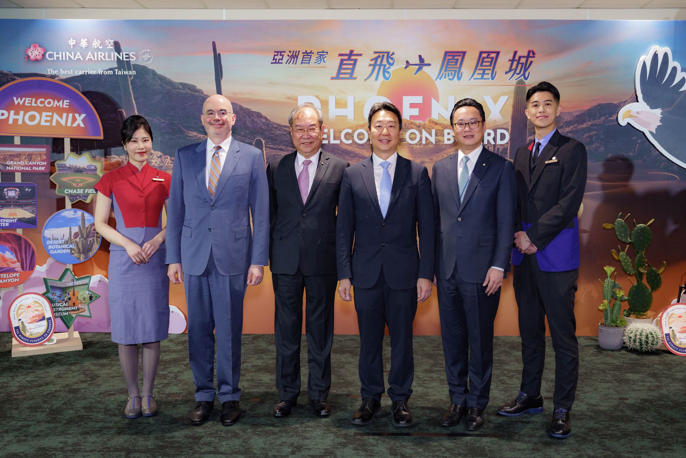 交通部長陳世凱(右三)、美國在台協會台北辦事處處長谷立言(左二)及華航董事長高星潢(左三)、總經理陳漢銘(右二)一同歡慶華航直飛鳳凰城首航。(業者提供)