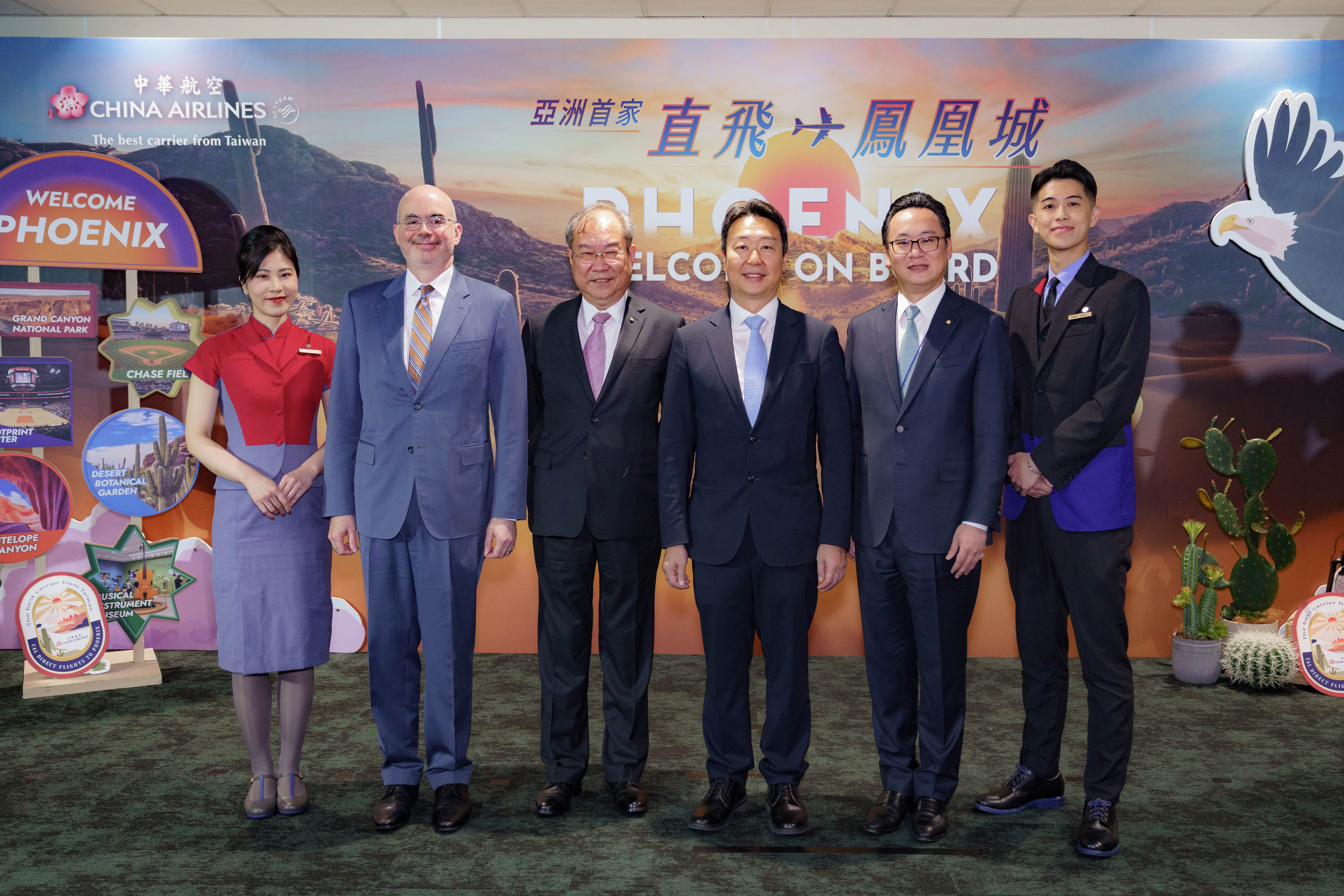 交通部長陳世凱(右三)、美國在台協會台北辦事處處長谷立言(左二)及華航董事長高星潢(左三)、總經理陳漢銘(右二)一同歡慶華航直飛鳳凰城首航。(業者提供)