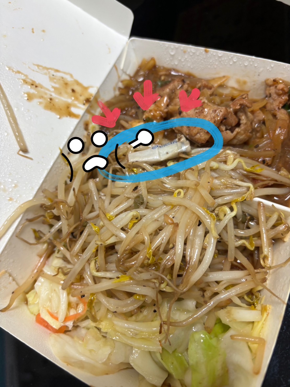 有網友買鐵板燒便當，卻發現便當內混雜著菸蒂。（翻攝自臉書社團《爆料公社二社》）