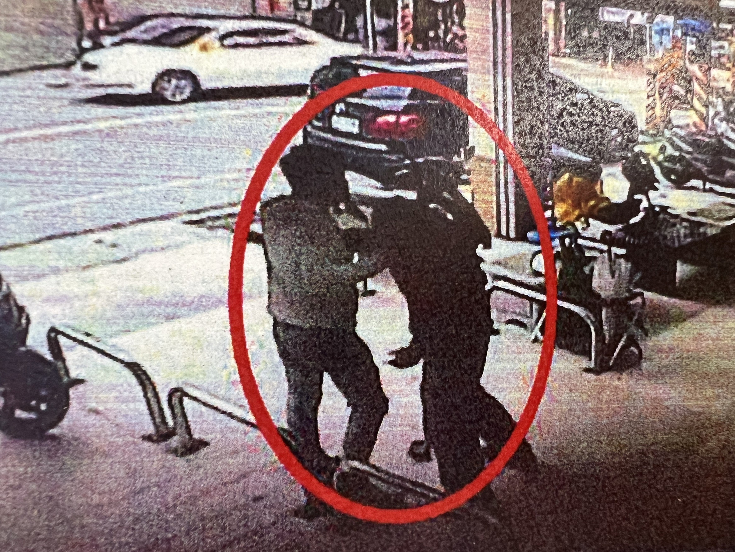 監視器拍下2人扭打畫面。（翻攝畫面）