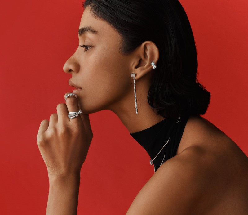 Timeless緞帶系列融入蝴蝶結元素，並由鋯石點綴，傳遞「BE LOVE」的浪漫信念。（PANDORA提供）