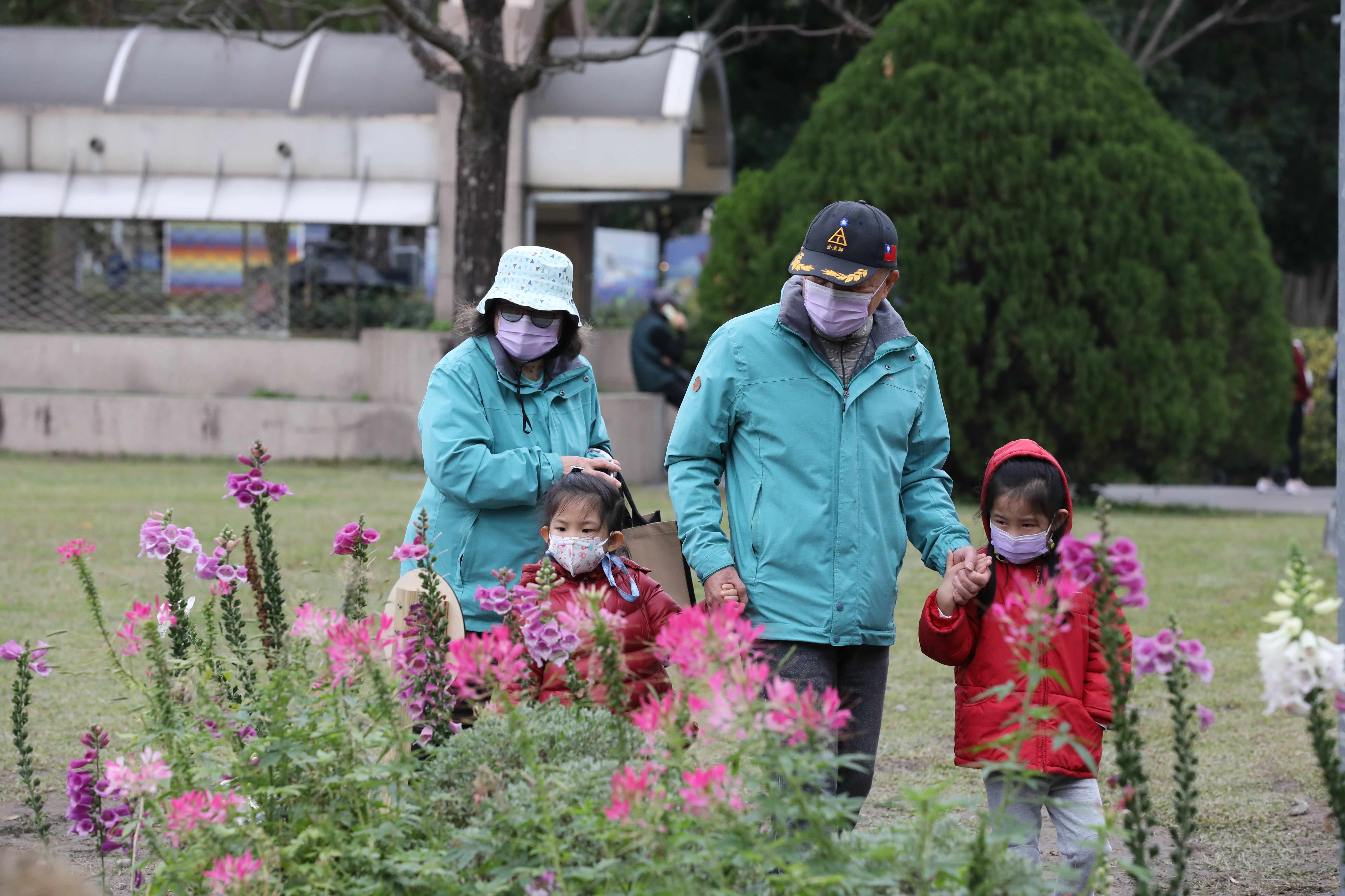 今日清晨仍可感受到明顯涼意。白天將回暖,中央氣象署呼籲民眾當心日夜溫差。