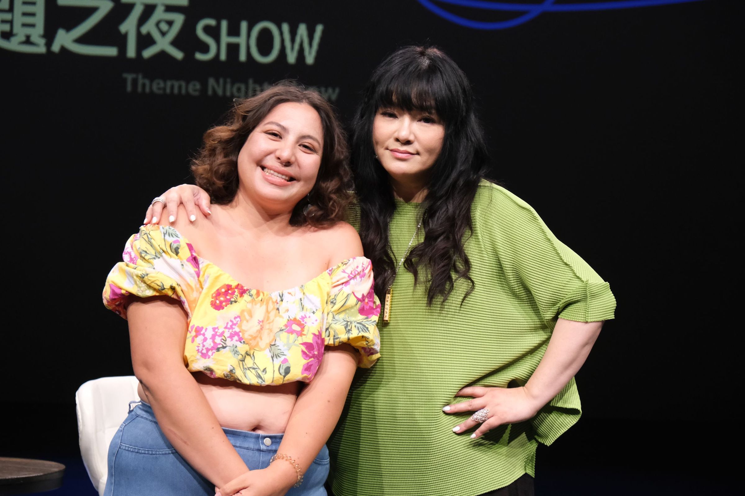 本週五《公視主題之夜SHOW》播出法國紀錄片《地表最大減肥營》(Fat Camps),主題論壇邀請占星專家唐綺陽擔任主持人(右)、台法混血公民來賓Shaïne(左),探討肥胖相關議題。(公視提供)