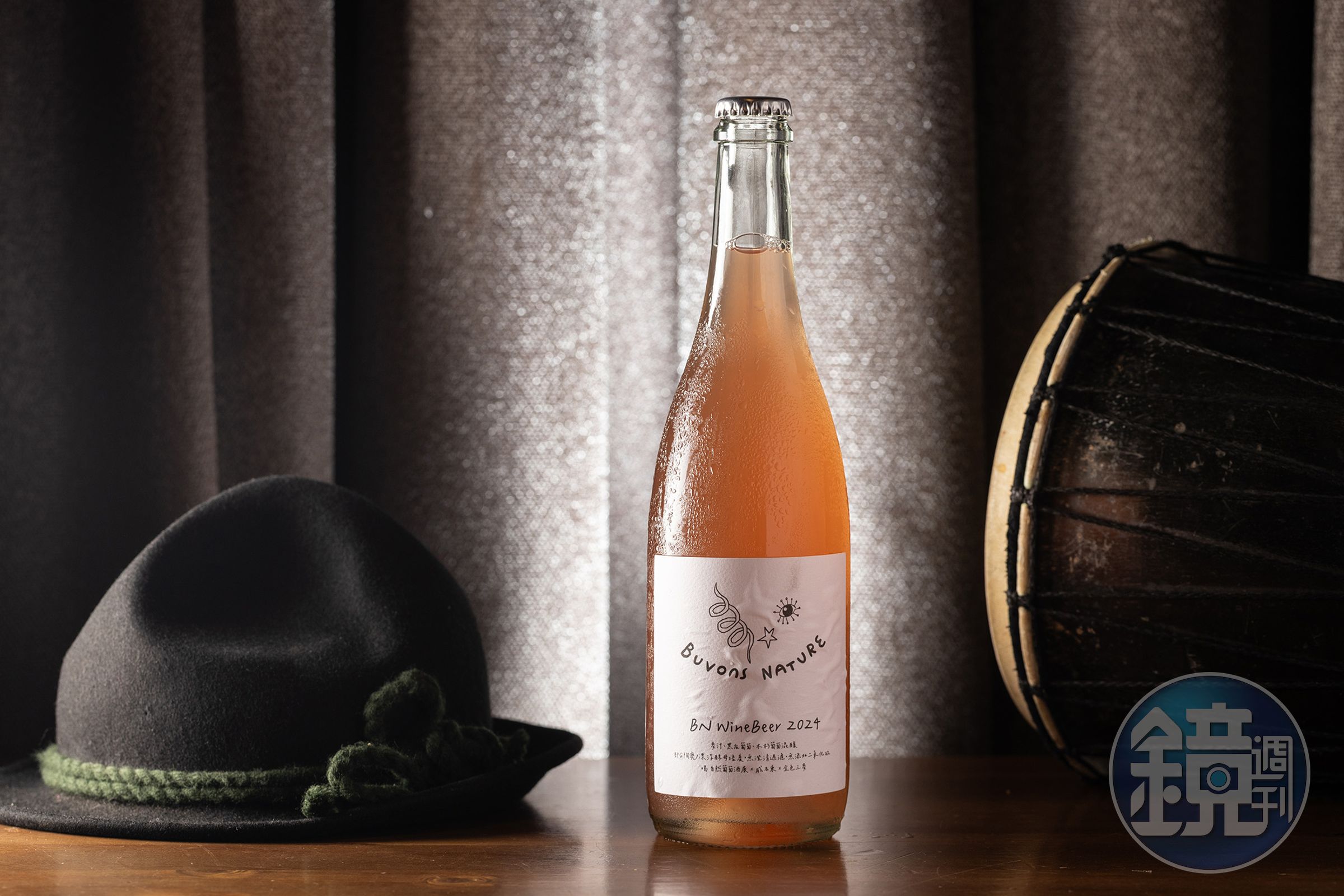 預計11月上市、限量400瓶的「2024 BN WineBeer」是與威石東合作的實驗性酒款，利用釀製葡萄酒後剩餘的黑后葡萄酒皮與酒泥進行野生共發酵，並將部分移至陶甕中熟成，為啤酒帶來「葡萄酒」般的風味。（880元／瓶）